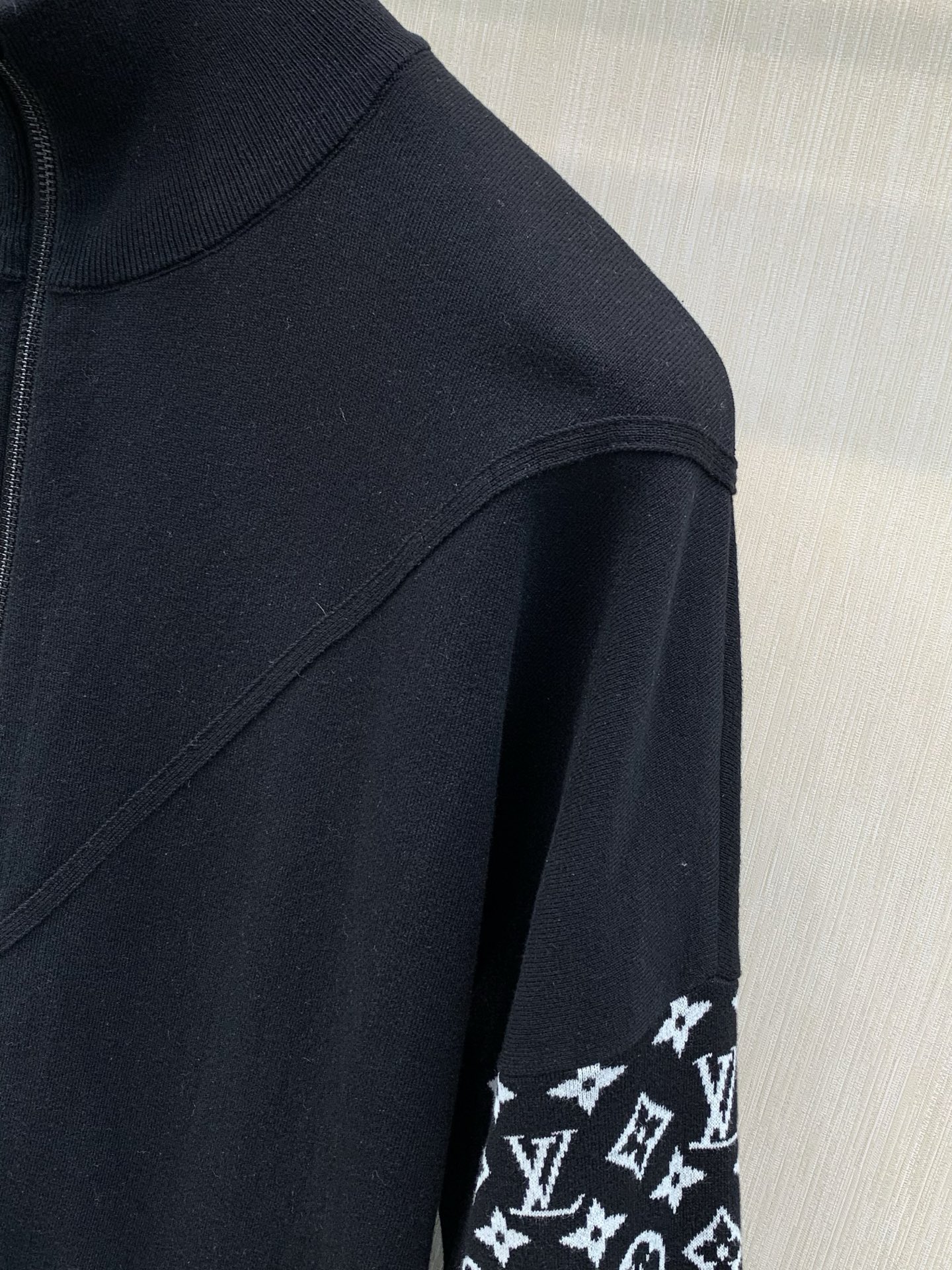 ，LouisVuitton 路易威登，2026秋冬最新款，专柜同步有售，原单狠货，时尚休闲针织开衫毛衣外套，上身很有特点