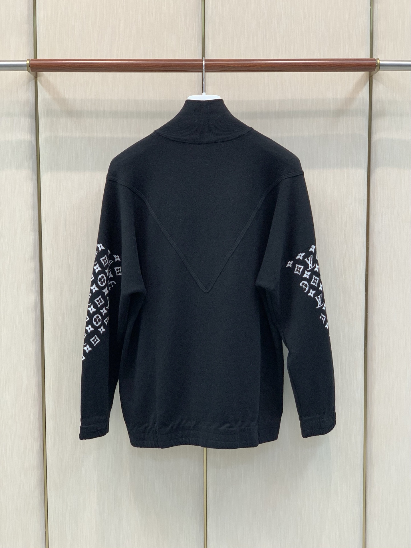 ，LouisVuitton 路易威登，2026秋冬最新款，专柜同步有售，原单狠货，时尚休闲针织开衫毛衣外套，上身很有特点