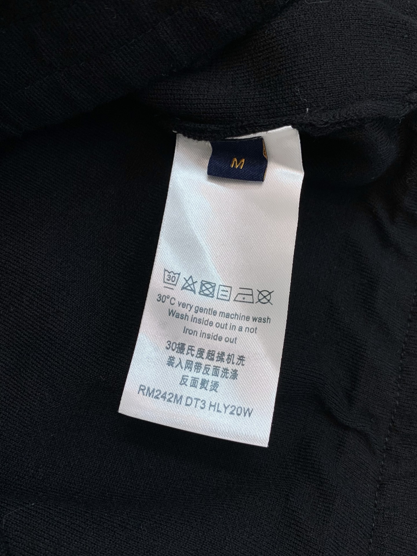 ，LouisVuitton 路易威登，2026秋冬最新款，专柜同步有售，原单狠货，时尚休闲针织开衫毛衣外套，上身很有特点