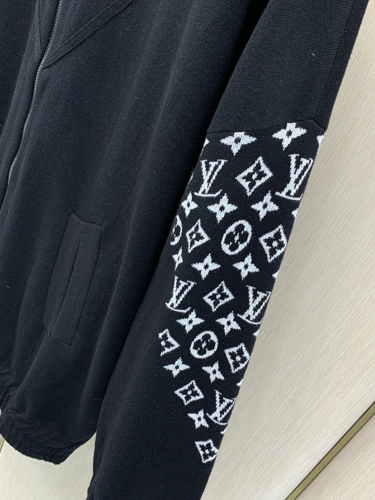 ，LouisVuitton 路易威登，2026秋冬最新款，专柜同步有售，原单狠货，时尚休闲针织开衫毛衣外套，上身很有特点