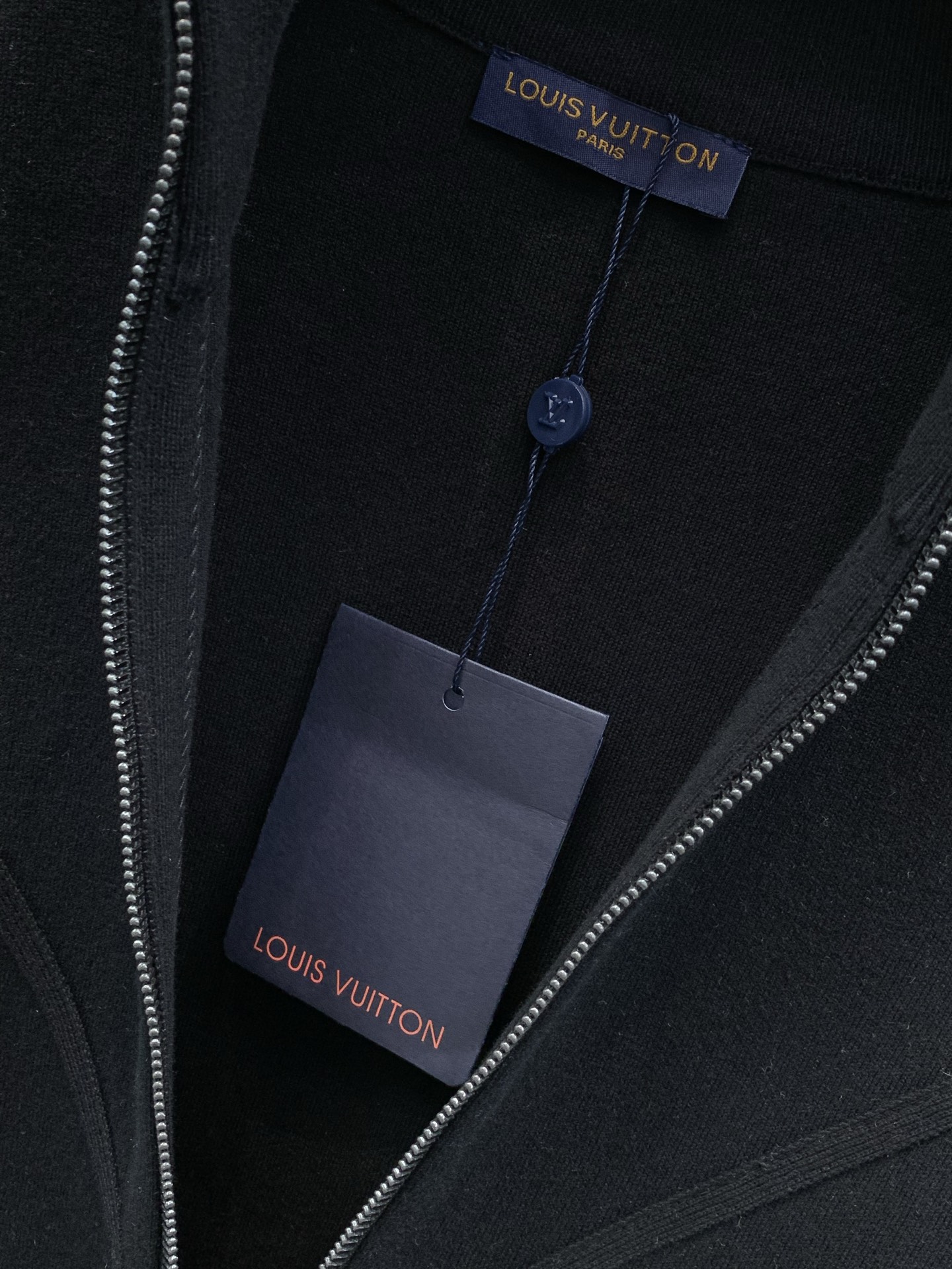 ，LouisVuitton 路易威登，2026秋冬最新款，专柜同步有售，原单狠货，时尚休闲针织开衫毛衣外套，上身很有特点