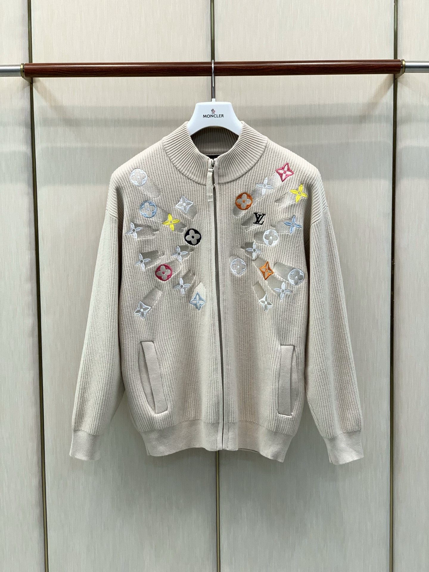 ，LouisVuitton 路易威登，2026秋冬最新款，专柜同步有售，原单狠货，时尚休闲针织开衫毛衣外套，上身很有特点