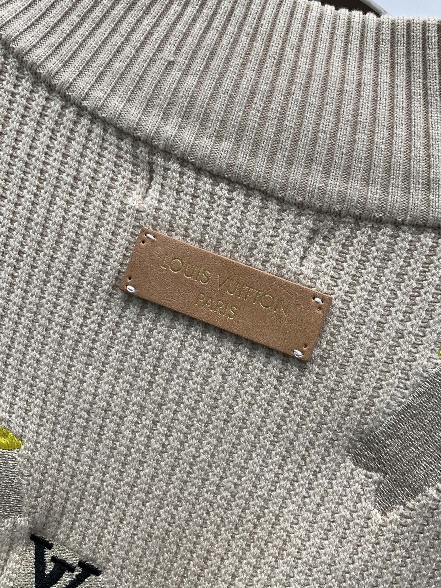 ，LouisVuitton 路易威登，2026秋冬最新款，专柜同步有售，原单狠货，时尚休闲针织开衫毛衣外套，上身很有特点