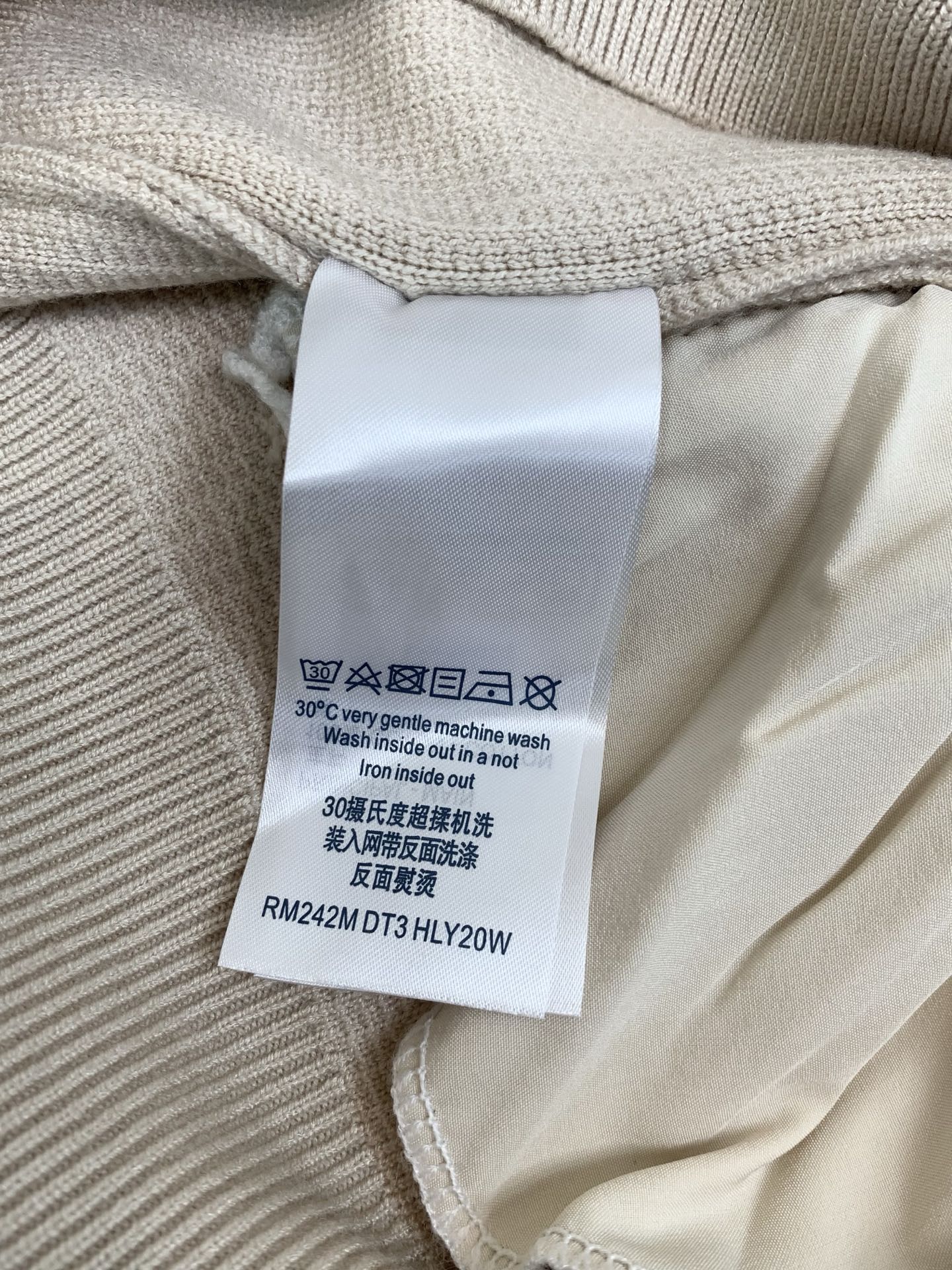，LouisVuitton 路易威登，2026秋冬最新款，专柜同步有售，原单狠货，时尚休闲针织开衫毛衣外套，上身很有特点