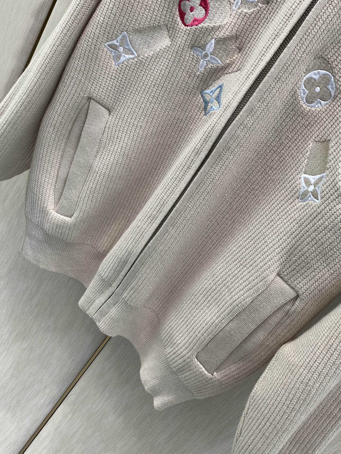 ，LouisVuitton 路易威登，2026秋冬最新款，专柜同步有售，原单狠货，时尚休闲针织开衫毛衣外套，上身很有特点