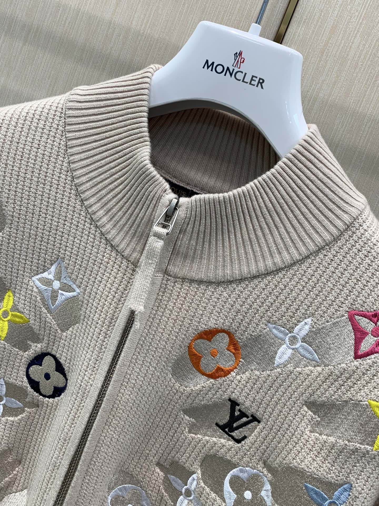 ，LouisVuitton 路易威登，2026秋冬最新款，专柜同步有售，原单狠货，时尚休闲针织开衫毛衣外套，上身很有特点