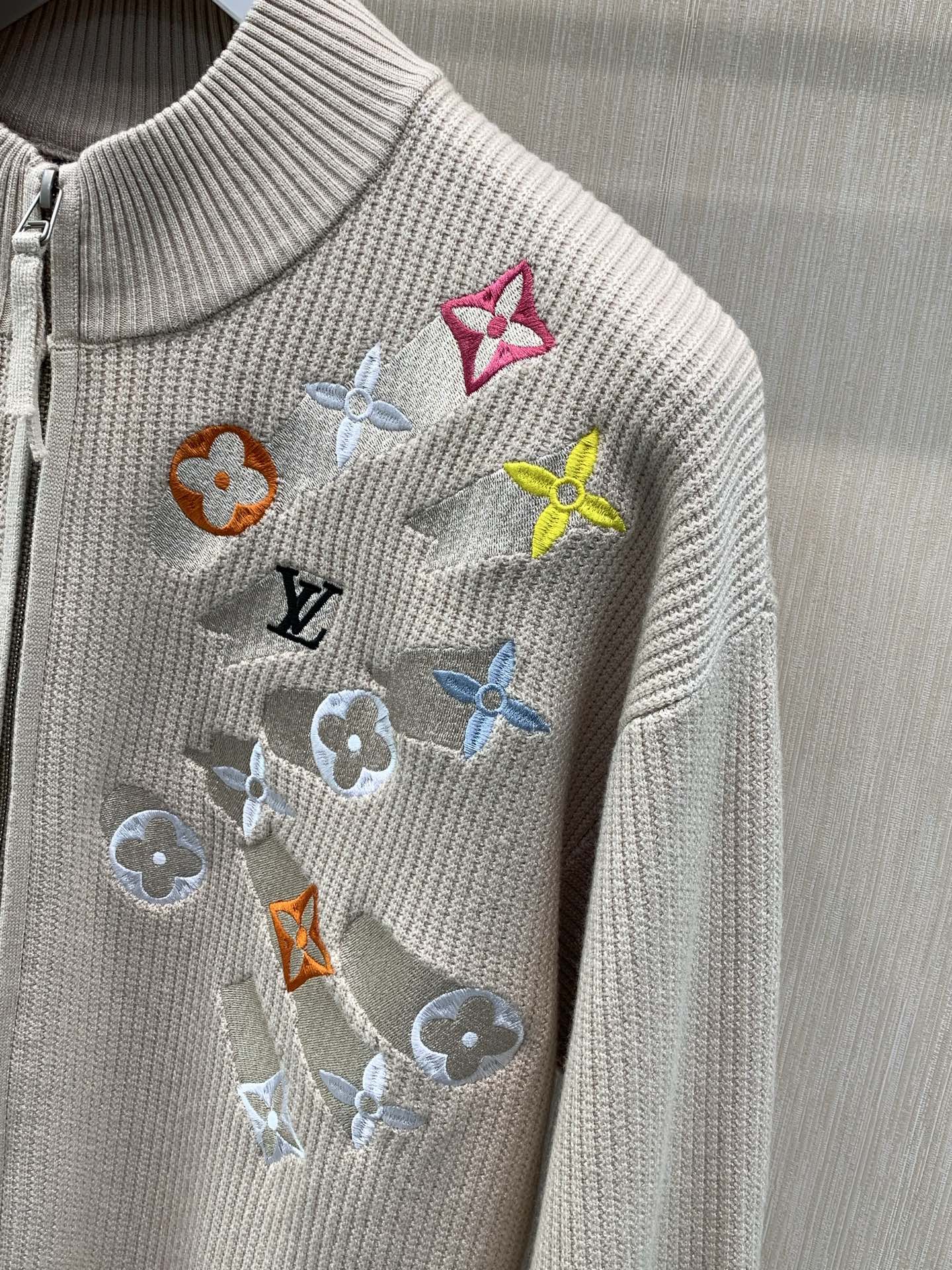 ，LouisVuitton 路易威登，2026秋冬最新款，专柜同步有售，原单狠货，时尚休闲针织开衫毛衣外套，上身很有特点