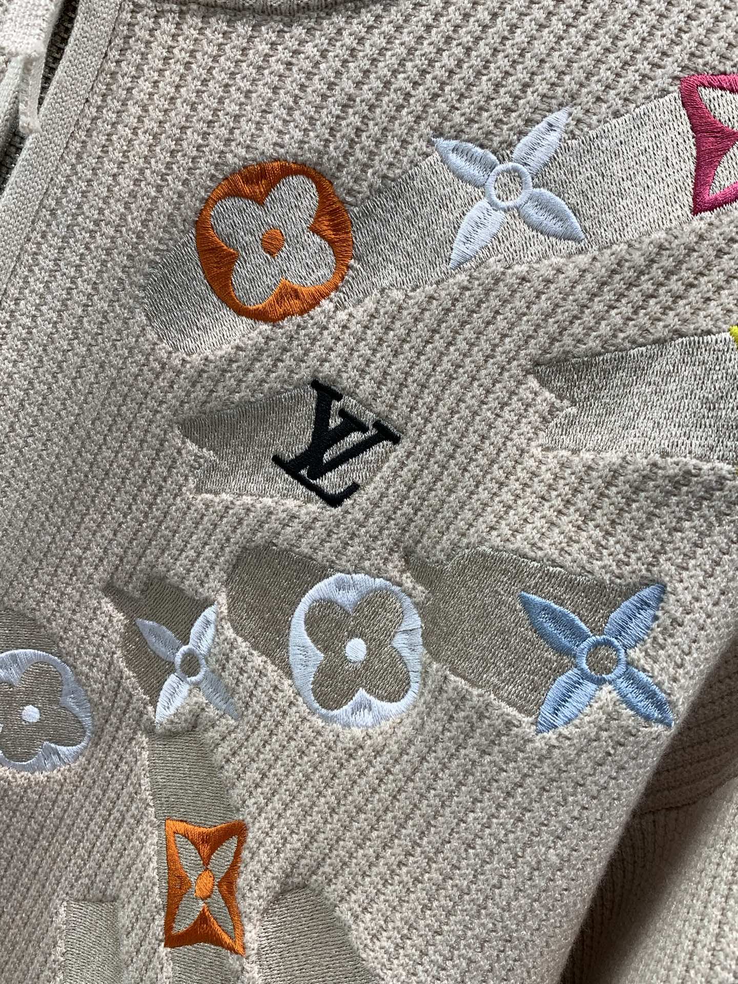 ，LouisVuitton 路易威登，2026秋冬最新款，专柜同步有售，原单狠货，时尚休闲针织开衫毛衣外套，上身很有特点