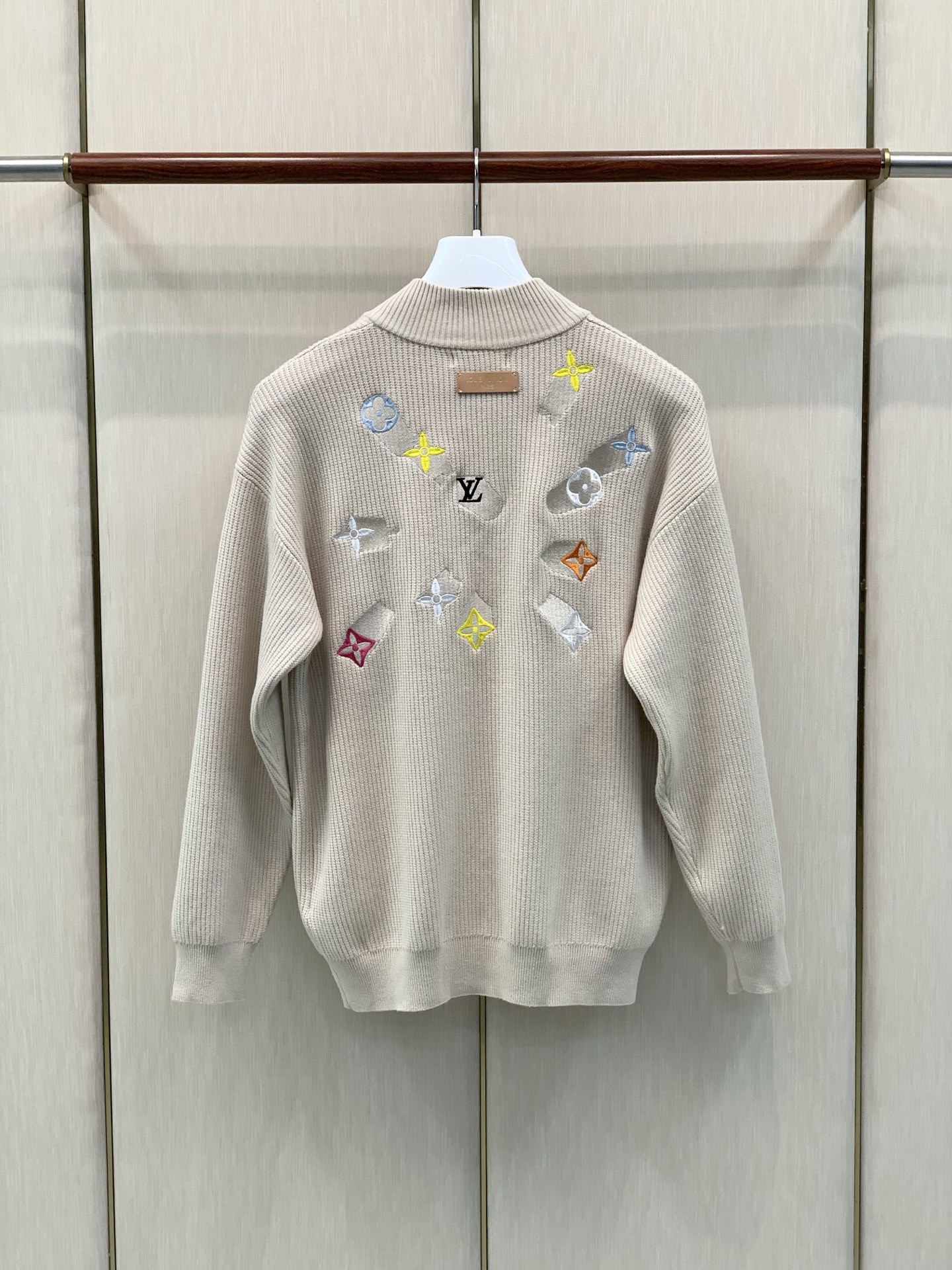 ，LouisVuitton 路易威登，2026秋冬最新款，专柜同步有售，原单狠货，时尚休闲针织开衫毛衣外套，上身很有特点