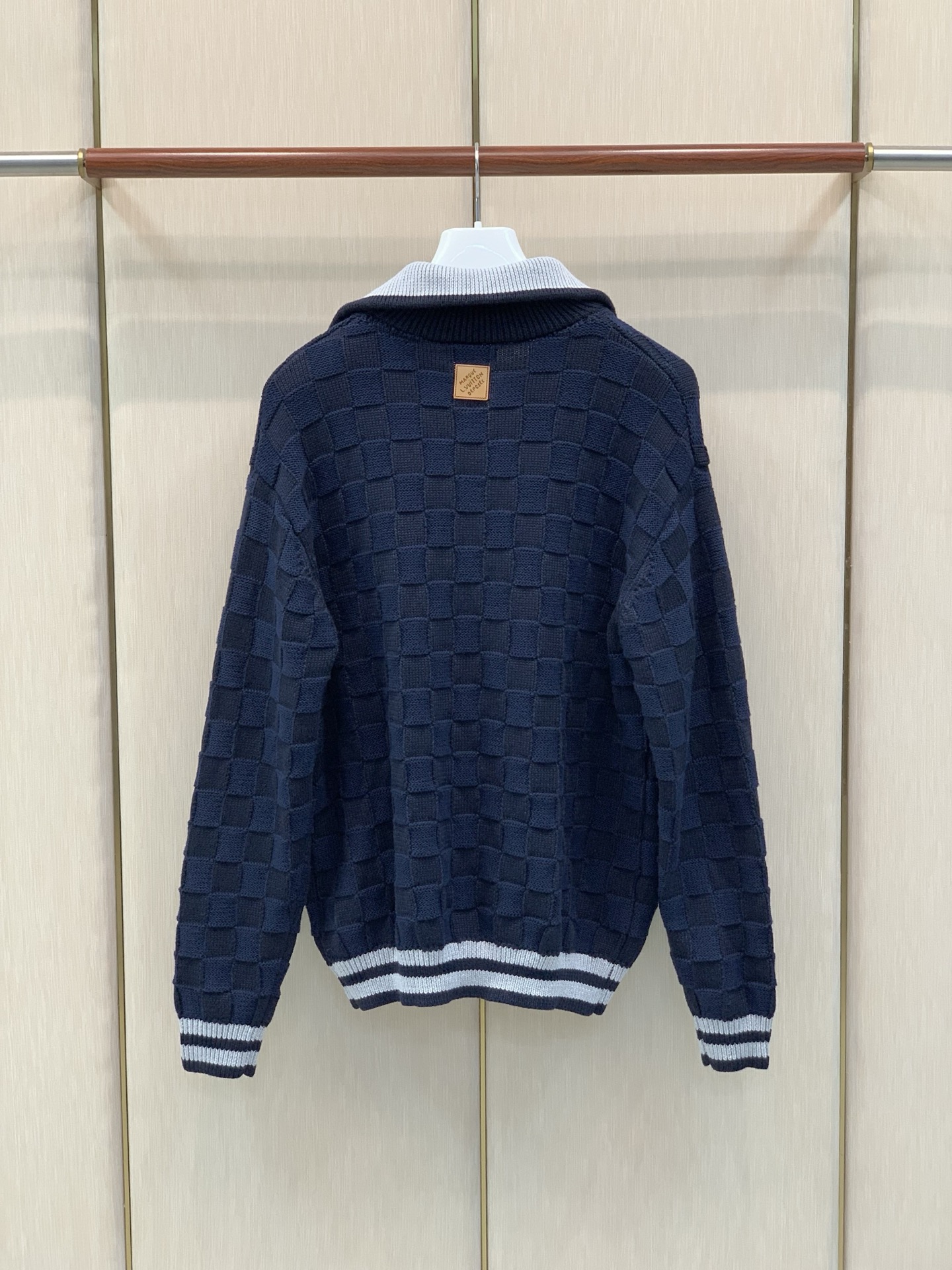 ，LouisVuitton 路易威登，2026秋冬最新款，专柜同步有售，原单狠货，时尚休闲针织开衫毛衣外套，上身很有特点