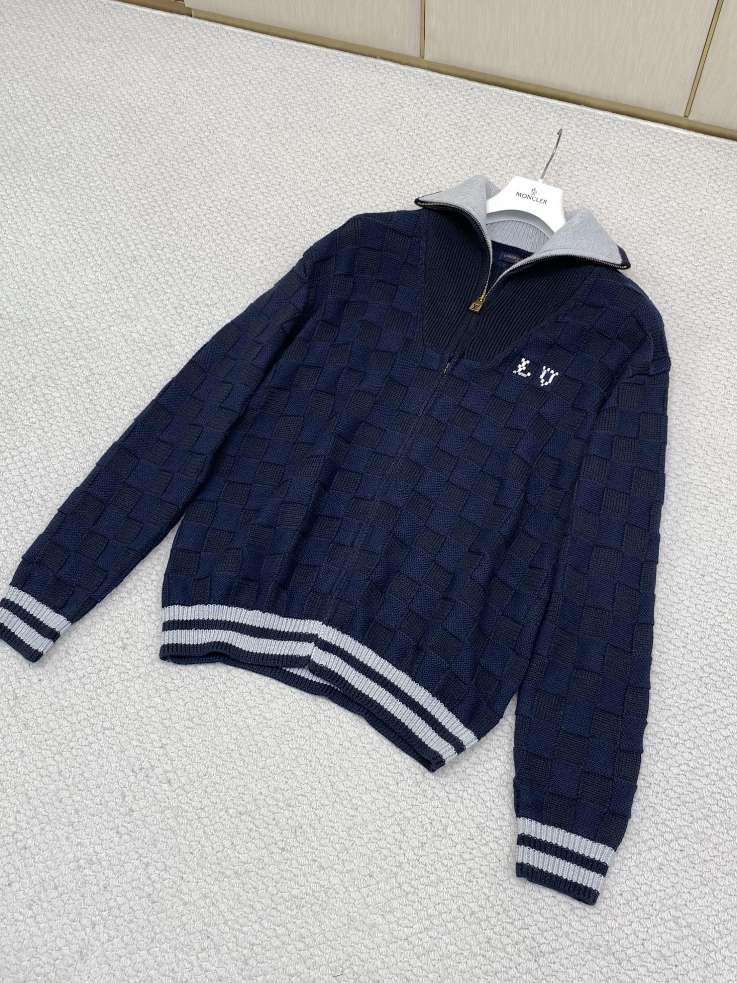 ，LouisVuitton 路易威登，2026秋冬最新款，专柜同步有售，原单狠货，时尚休闲针织开衫毛衣外套，上身很有特点