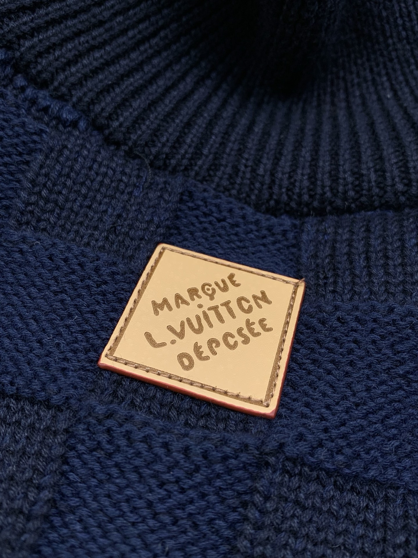 ，LouisVuitton 路易威登，2026秋冬最新款，专柜同步有售，原单狠货，时尚休闲针织开衫毛衣外套，上身很有特点