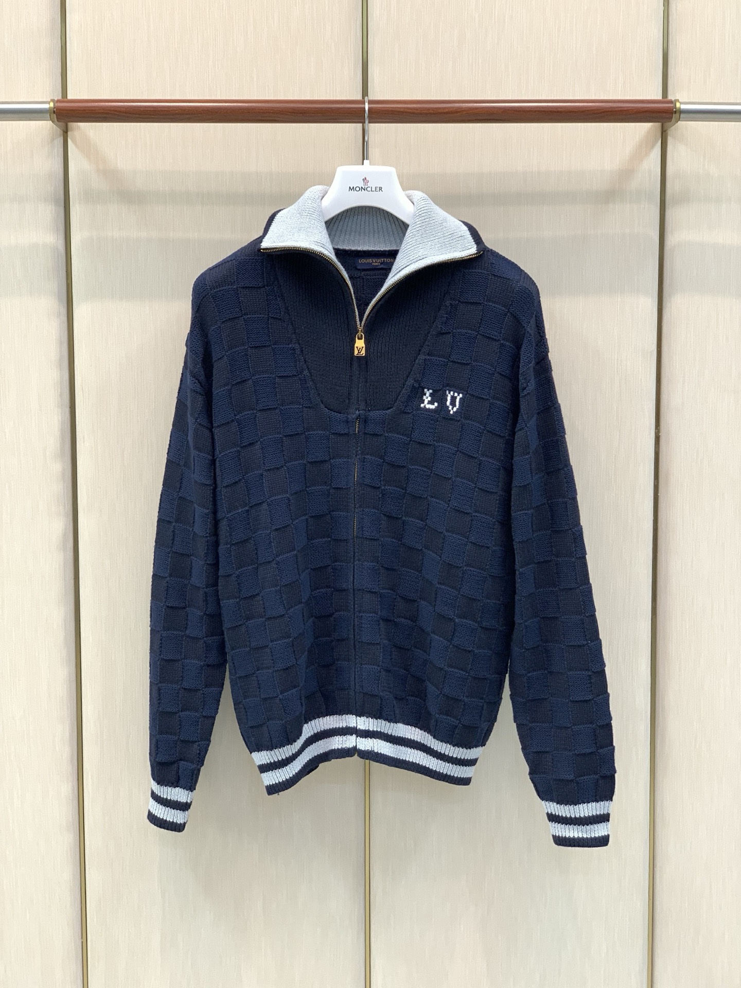 ，LouisVuitton 路易威登，2026秋冬最新款，专柜同步有售，原单狠货，时尚休闲针织开衫毛衣外套，上身很有特点