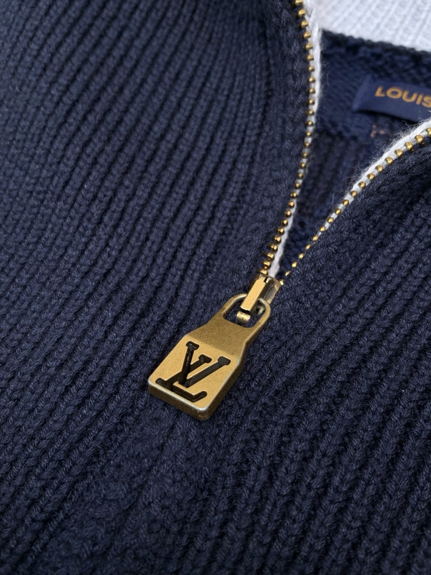 ，LouisVuitton 路易威登，2026秋冬最新款，专柜同步有售，原单狠货，时尚休闲针织开衫毛衣外套，上身很有特点