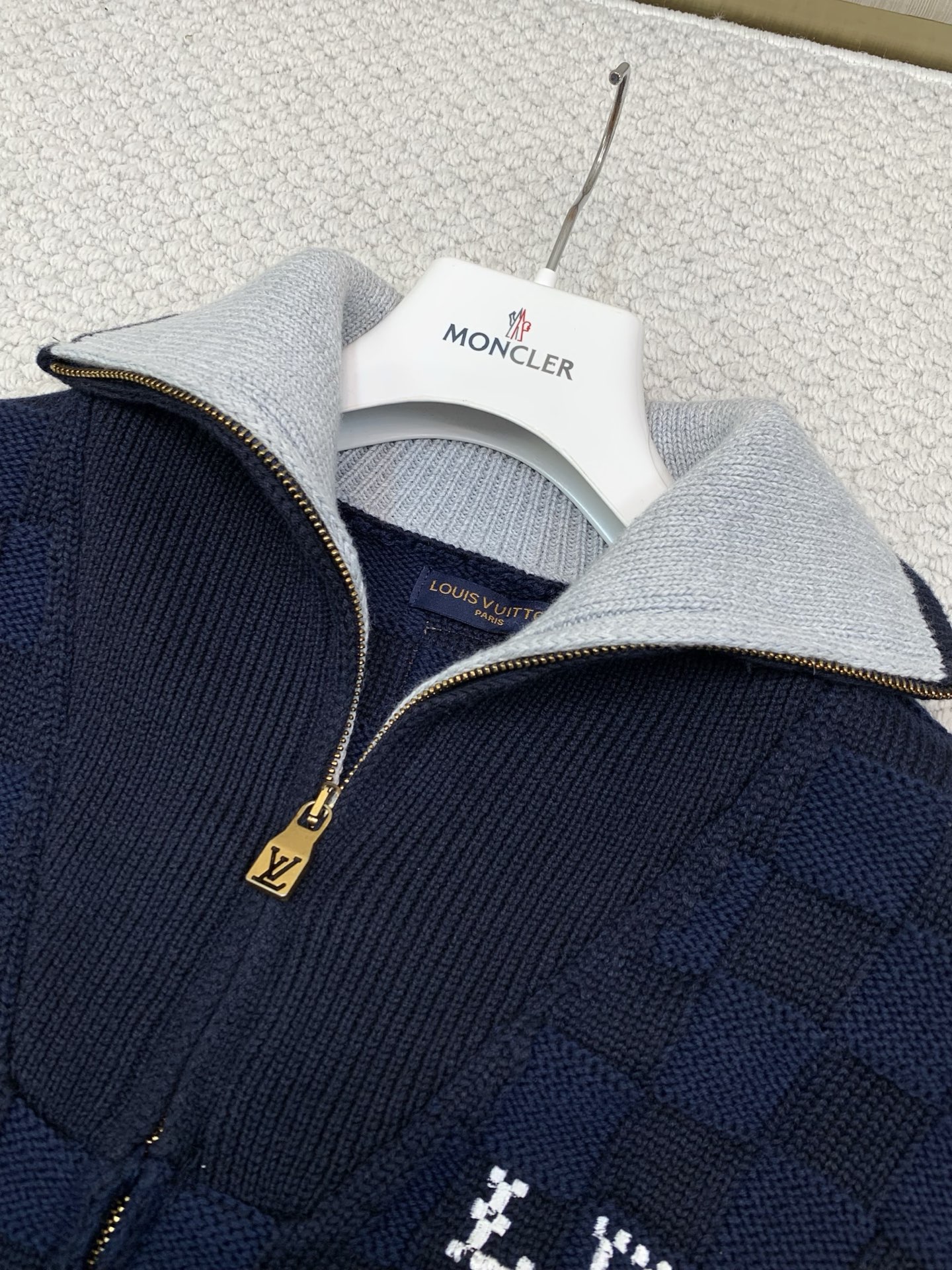 ，LouisVuitton 路易威登，2026秋冬最新款，专柜同步有售，原单狠货，时尚休闲针织开衫毛衣外套，上身很有特点