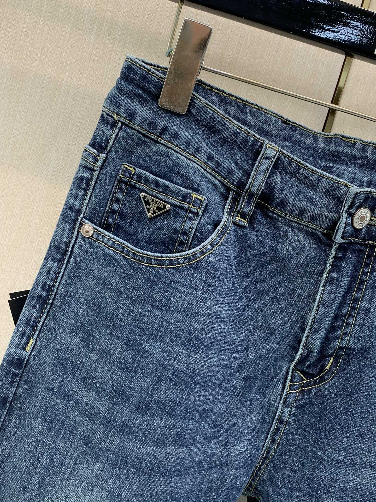 ，PRADA 普拉达，2026秋季最新品，专柜同步有售，原单狠货，时尚休闲水洗牛仔裤，进口原版水洗弹力面料，舒适有弹性，