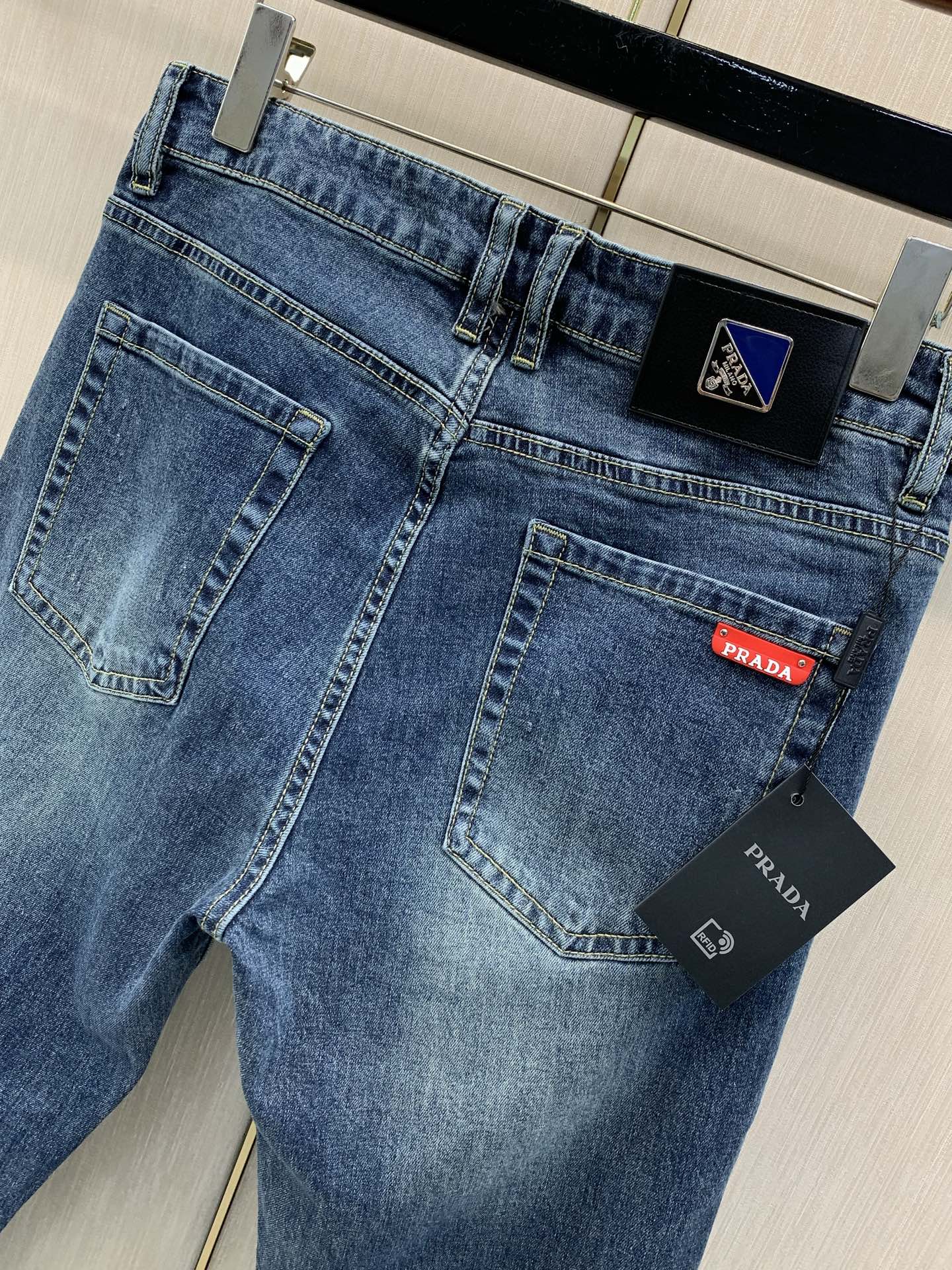 ，PRADA 普拉达，2026秋季最新品，专柜同步有售，原单狠货，时尚休闲水洗牛仔裤，进口原版水洗弹力面料，舒适有弹性，