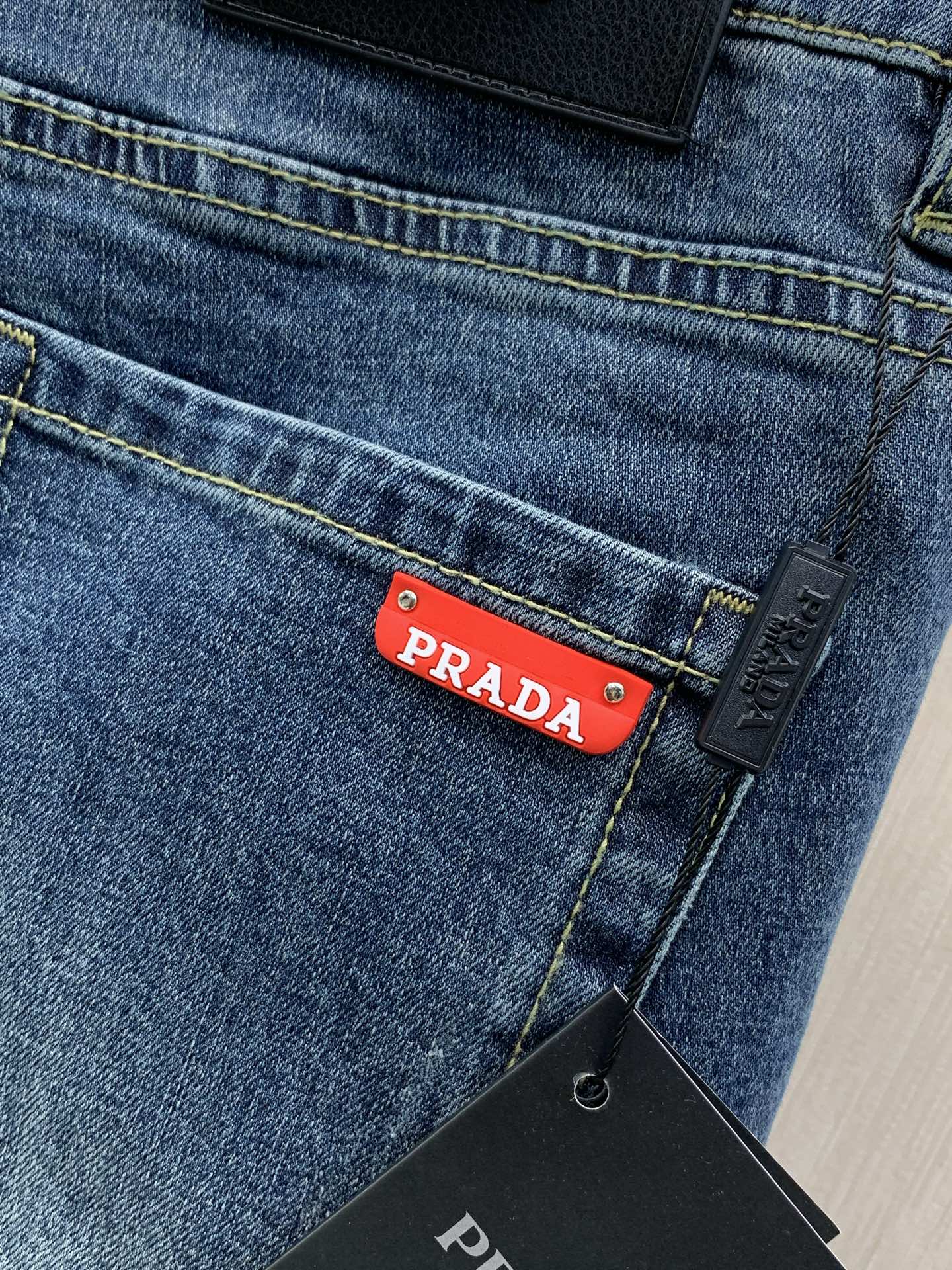 ，PRADA 普拉达，2026秋季最新品，专柜同步有售，原单狠货，时尚休闲水洗牛仔裤，进口原版水洗弹力面料，舒适有弹性，
