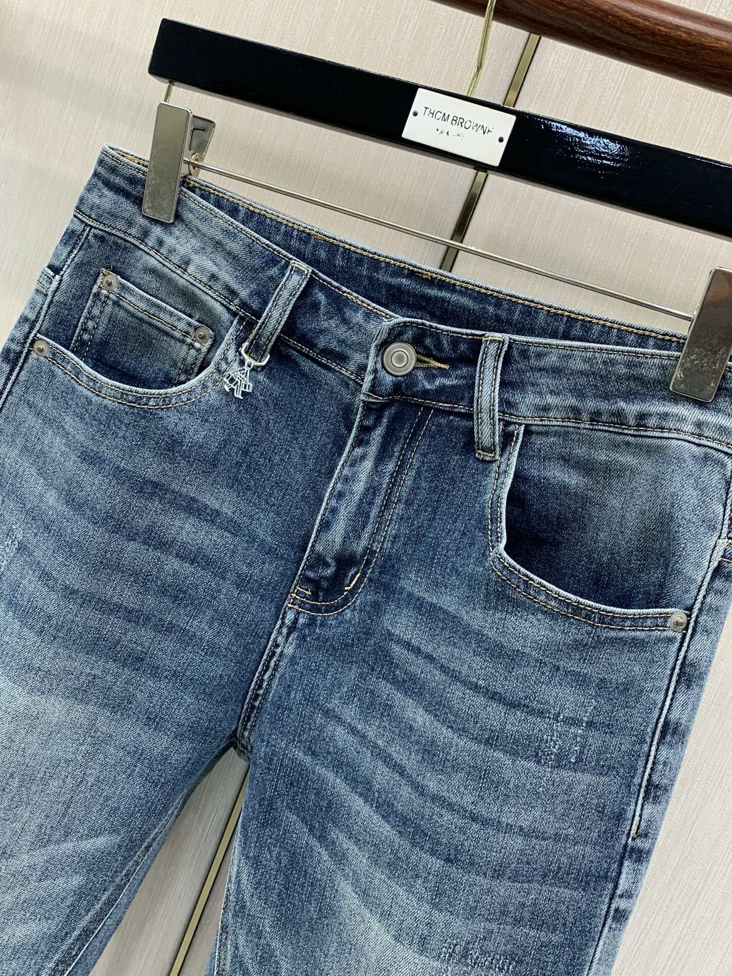 ，PRADA 普拉达，2026秋季最新品，专柜同步有售，原单狠货，时尚休闲水洗牛仔裤，进口原版水洗弹力面料，舒适有弹性，