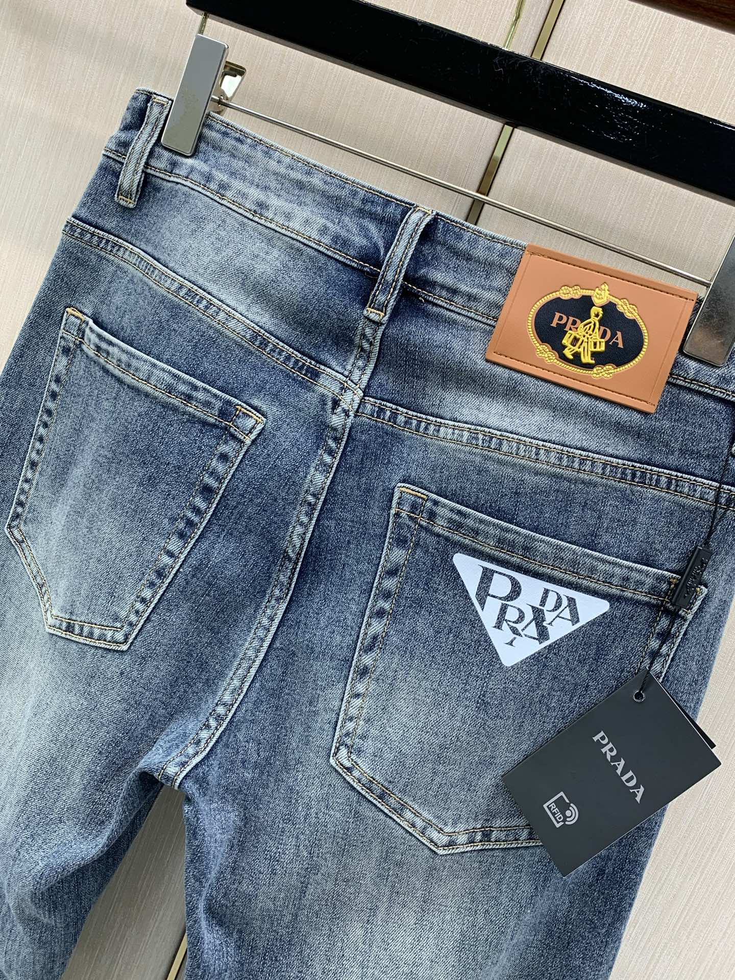 ，PRADA 普拉达，2026秋季最新品，专柜同步有售，原单狠货，时尚休闲水洗牛仔裤，进口原版水洗弹力面料，舒适有弹性，