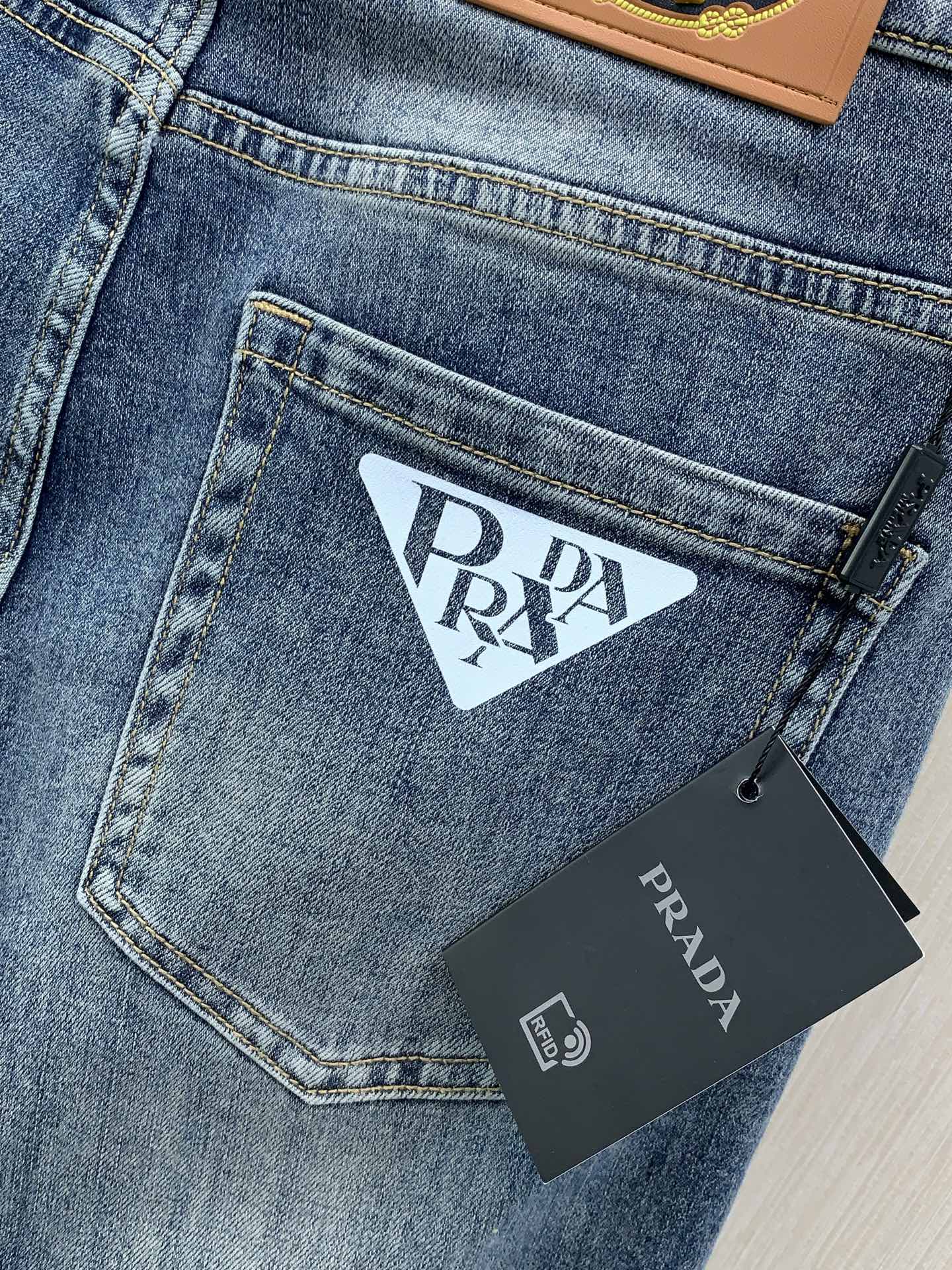 ，PRADA 普拉达，2026秋季最新品，专柜同步有售，原单狠货，时尚休闲水洗牛仔裤，进口原版水洗弹力面料，舒适有弹性，