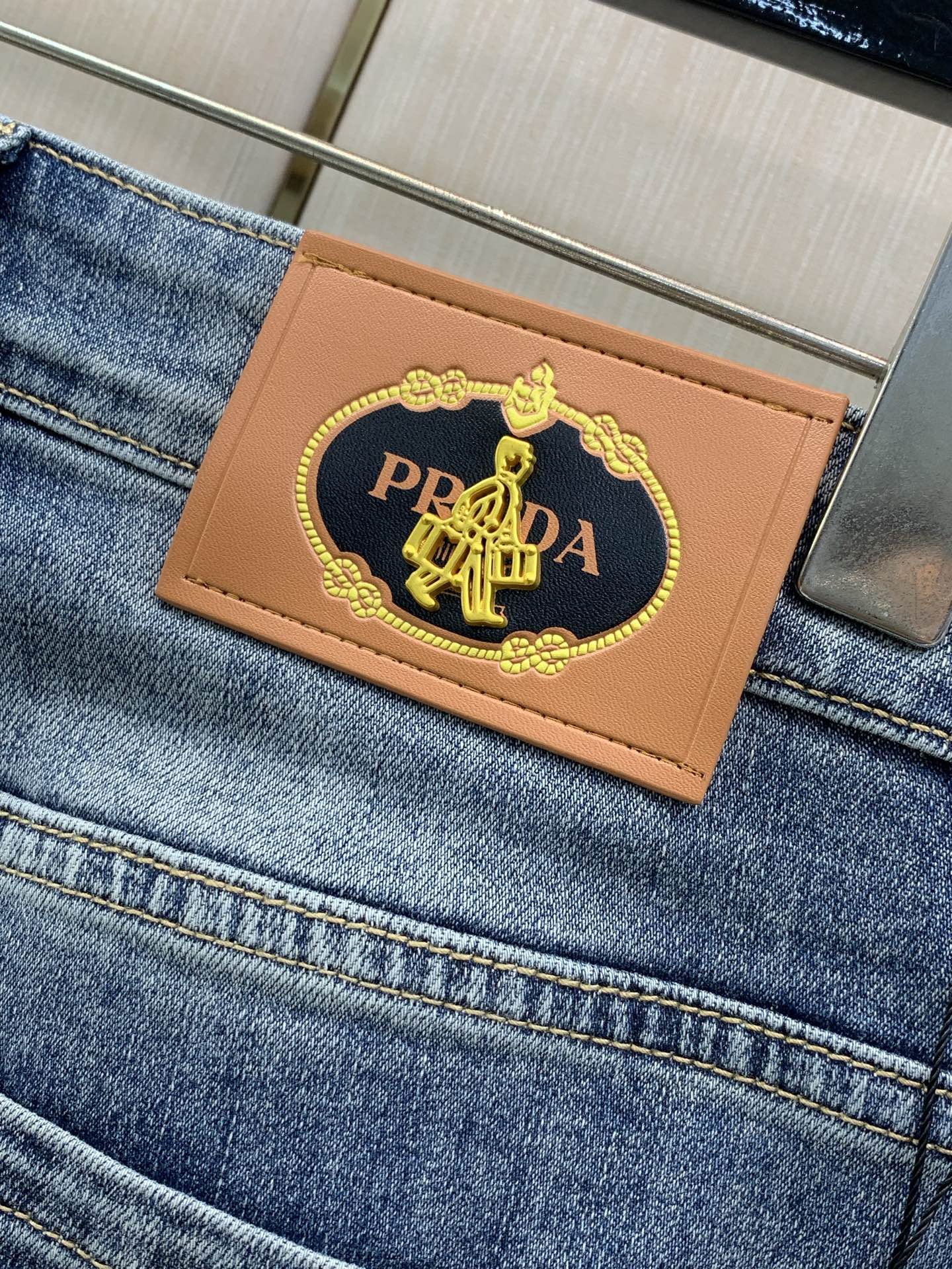 ，PRADA 普拉达，2026秋季最新品，专柜同步有售，原单狠货，时尚休闲水洗牛仔裤，进口原版水洗弹力面料，舒适有弹性，