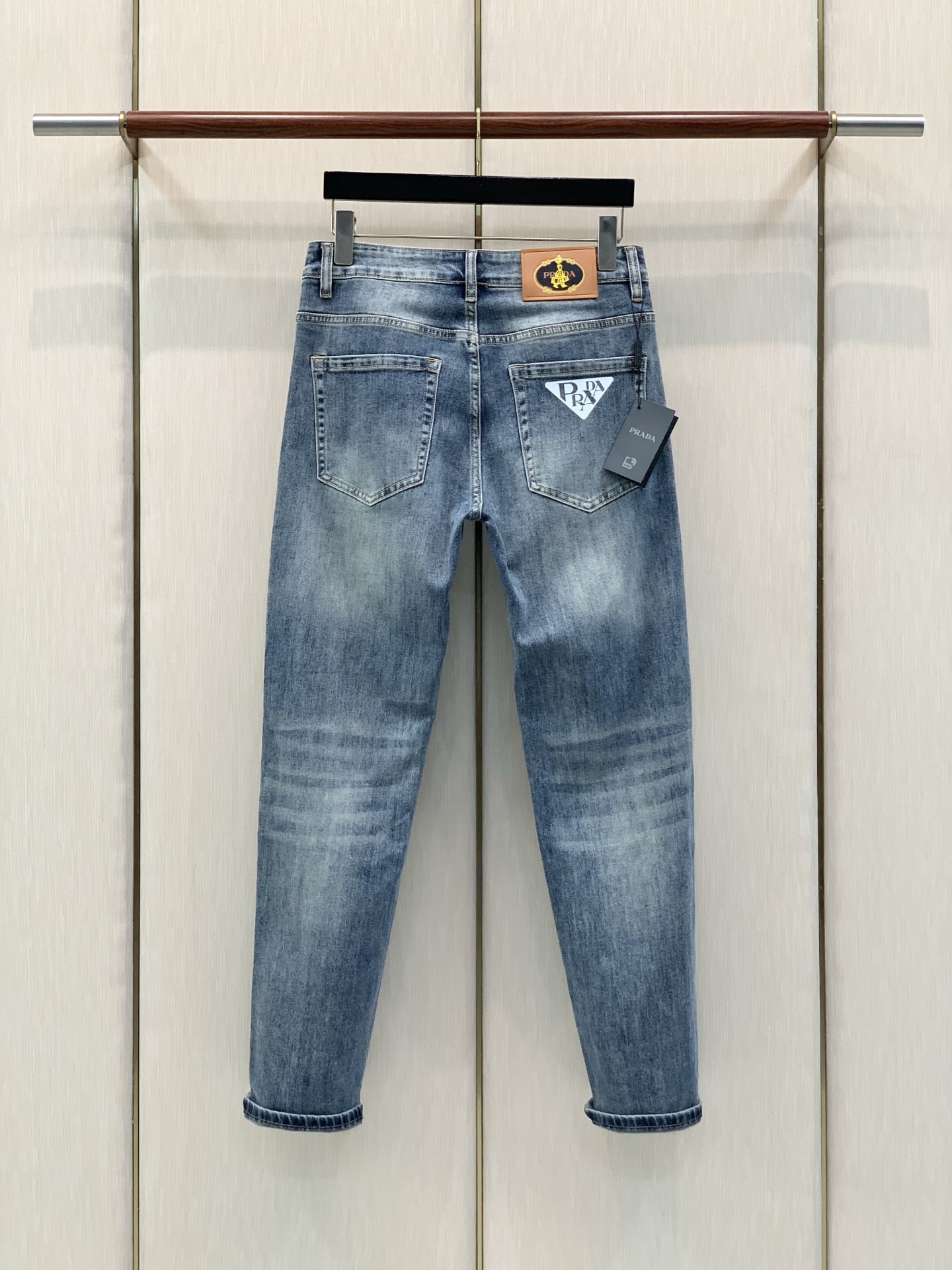 ，PRADA 普拉达，2026秋季最新品，专柜同步有售，原单狠货，时尚休闲水洗牛仔裤，进口原版水洗弹力面料，舒适有弹性，
