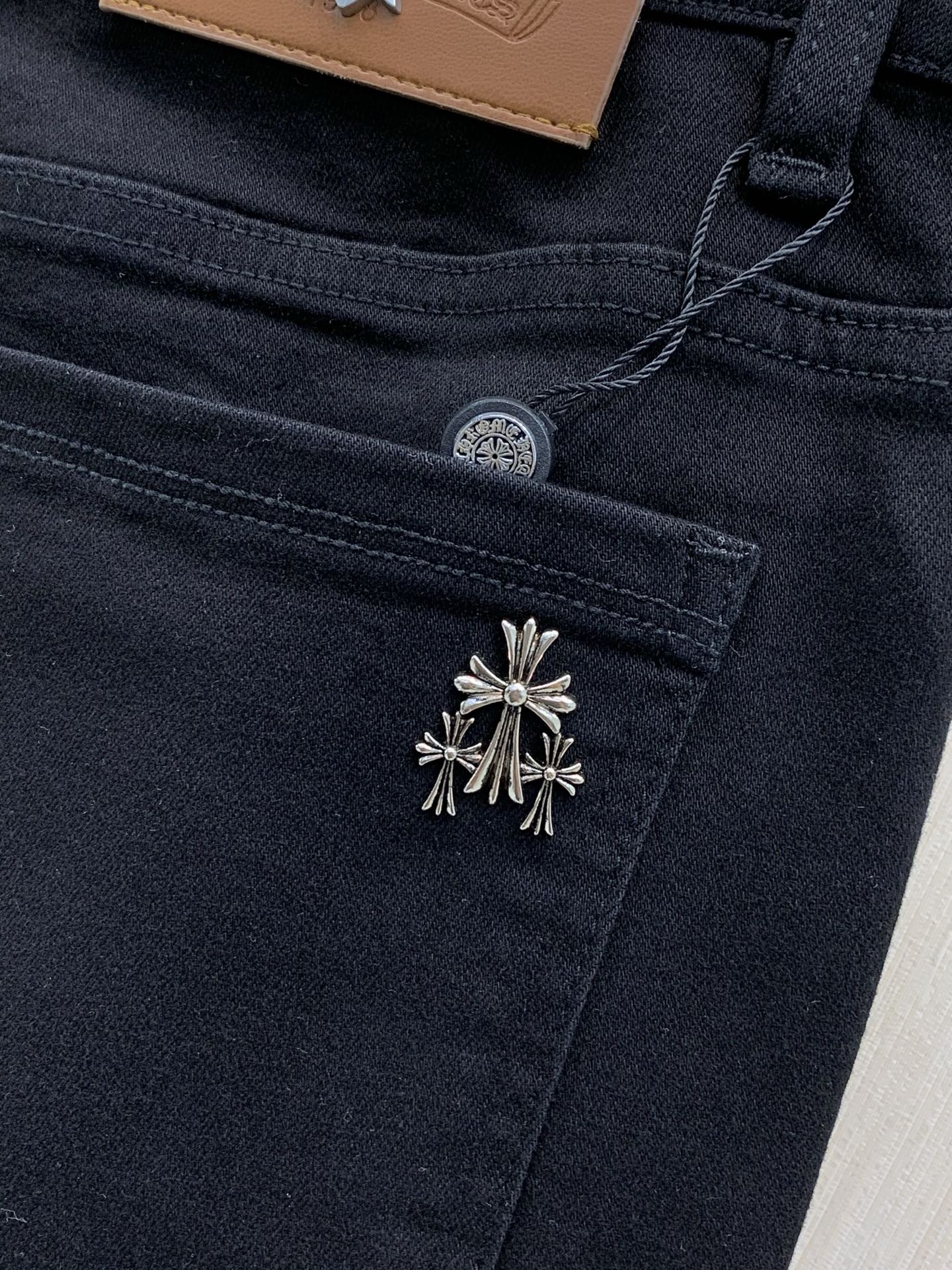 ，Chrome Hearts 克罗心，2026秋季新品，专柜同步有售，原单狠货，时尚休闲水洗牛仔裤，采用进口原版面料，顶