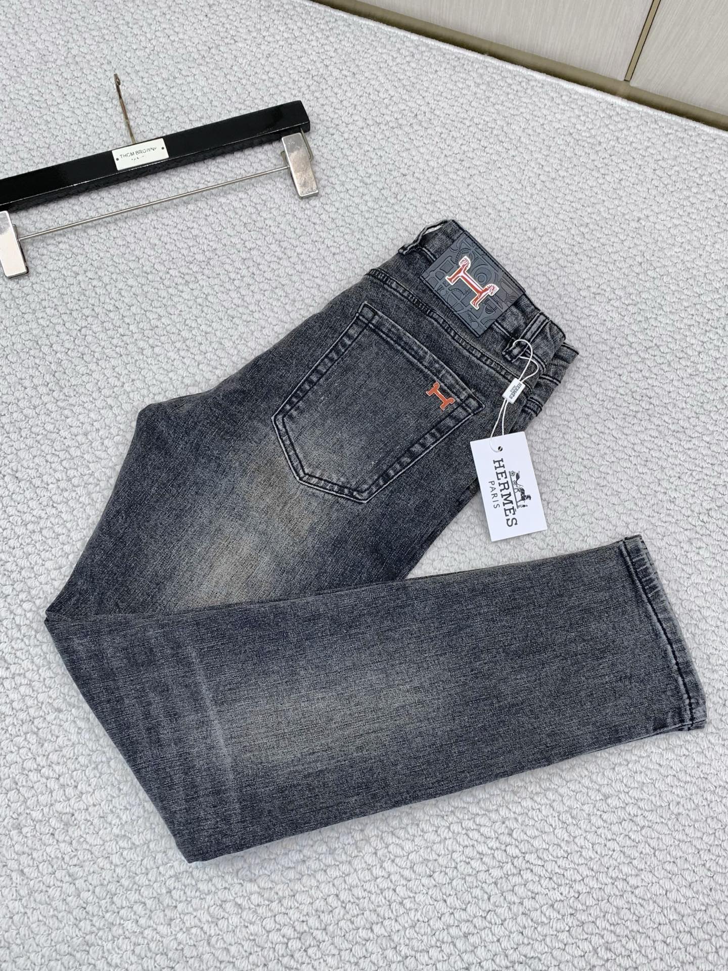 ，Hermès 爱马仕，2026秋季最新品，专柜同步有售，原单狠货，时尚休闲水洗牛仔裤，定制进口原版面料，舒适透气，顶级