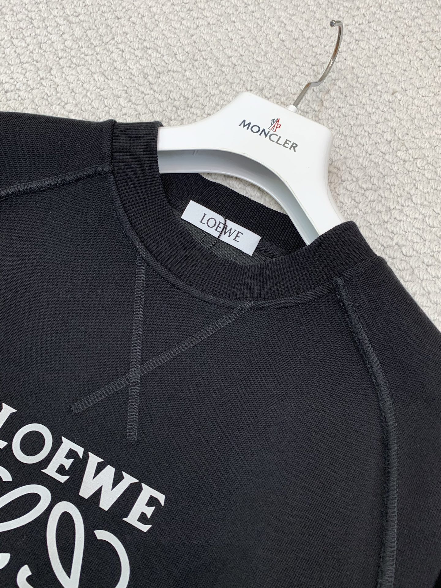 ，Loewe 罗意威，2026早秋最新款，专柜同步有售，原单狠货，时尚休闲圆领卫衣，上身很有特点！吸睛而有亮点，进口原版