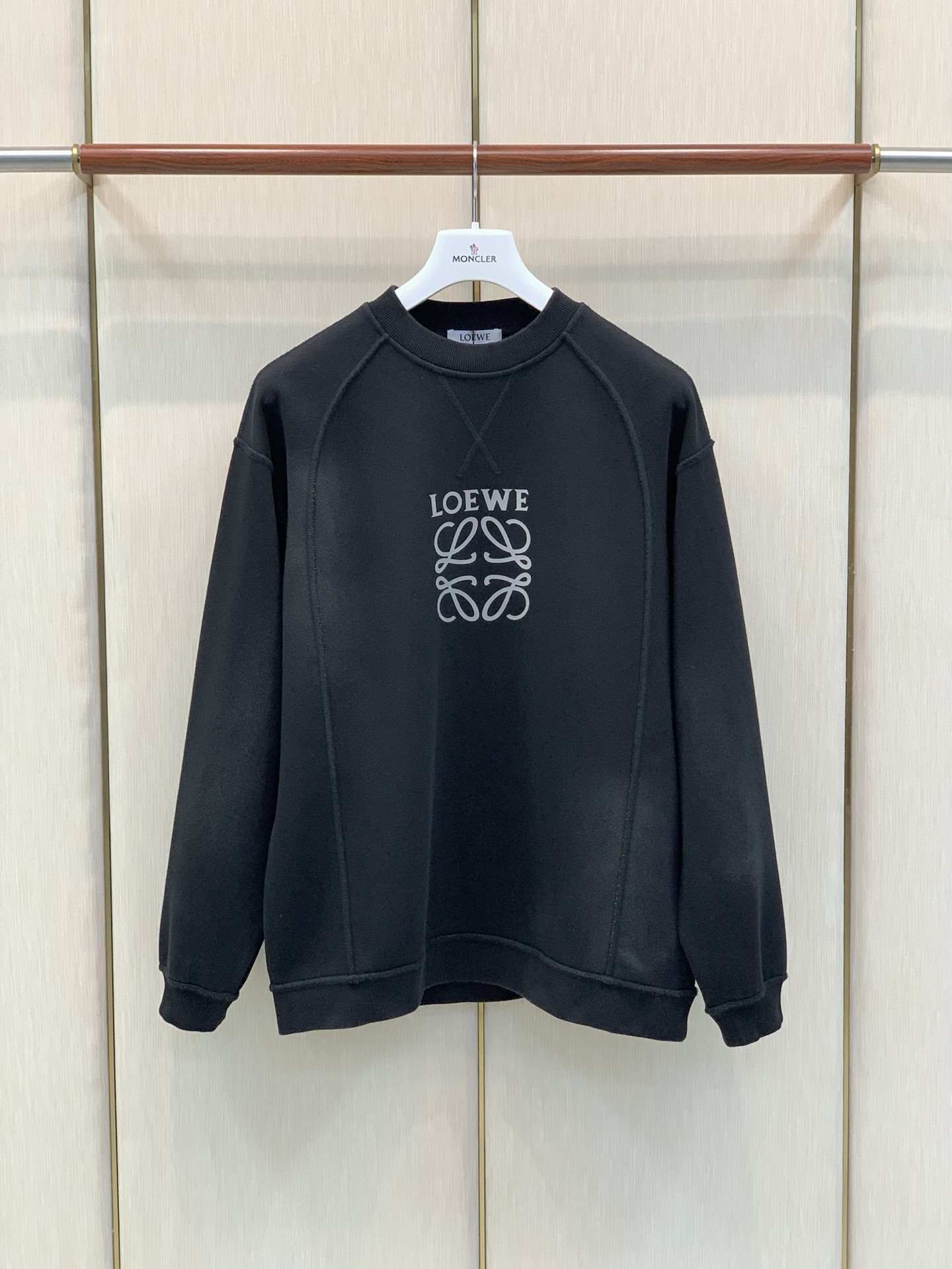 ，Loewe 罗意威，2026早秋最新款，专柜同步有售，原单狠货，时尚休闲圆领卫衣，上身很有特点！吸睛而有亮点，进口原版
