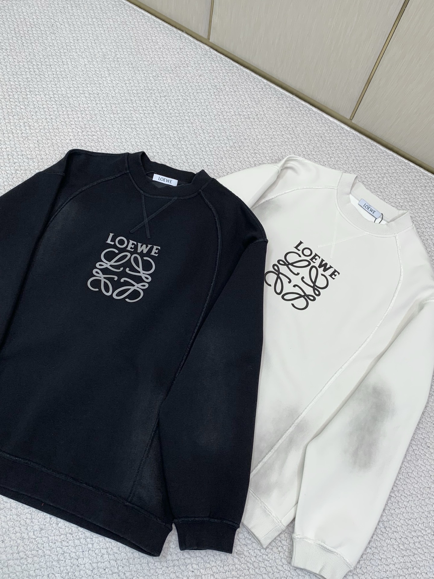 ，Loewe 罗意威，2026早秋最新款，专柜同步有售，原单狠货，时尚休闲圆领卫衣，上身很有特点！吸睛而有亮点，进口原版