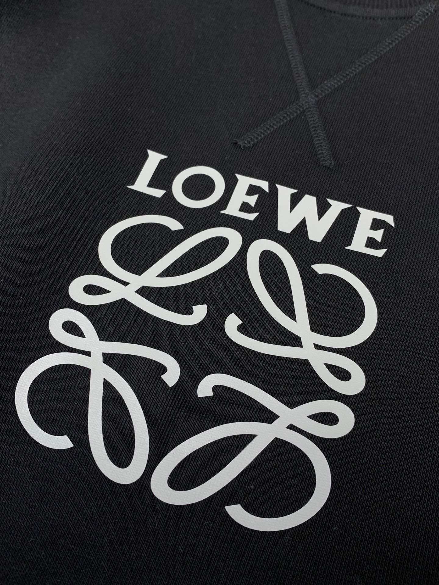 ，Loewe 罗意威，2026早秋最新款，专柜同步有售，原单狠货，时尚休闲圆领卫衣，上身很有特点！吸睛而有亮点，进口原版