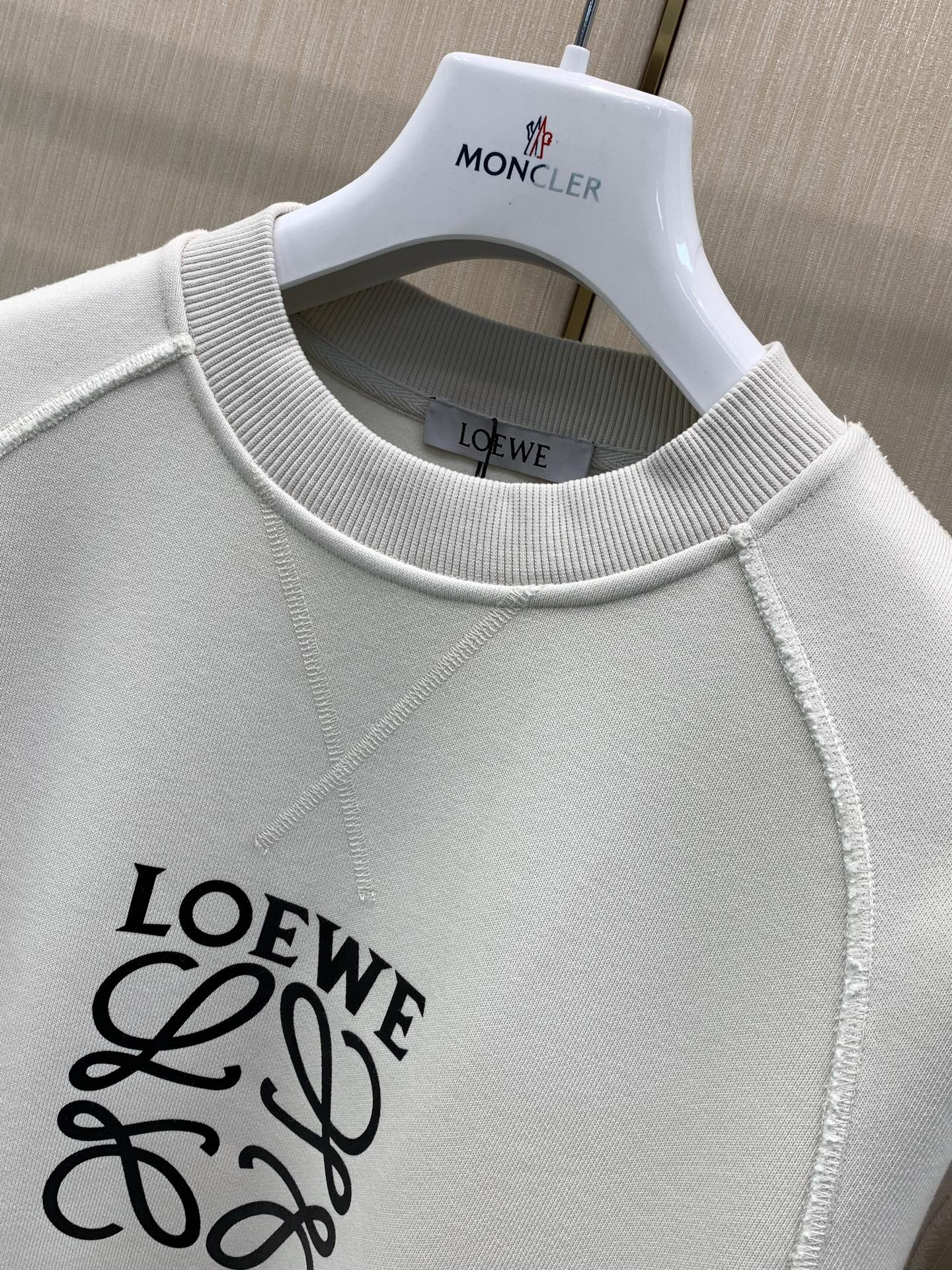 ，Loewe 罗意威，2026早秋最新款，专柜同步有售，原单狠货，时尚休闲圆领卫衣，上身很有特点！吸睛而有亮点，进口原版