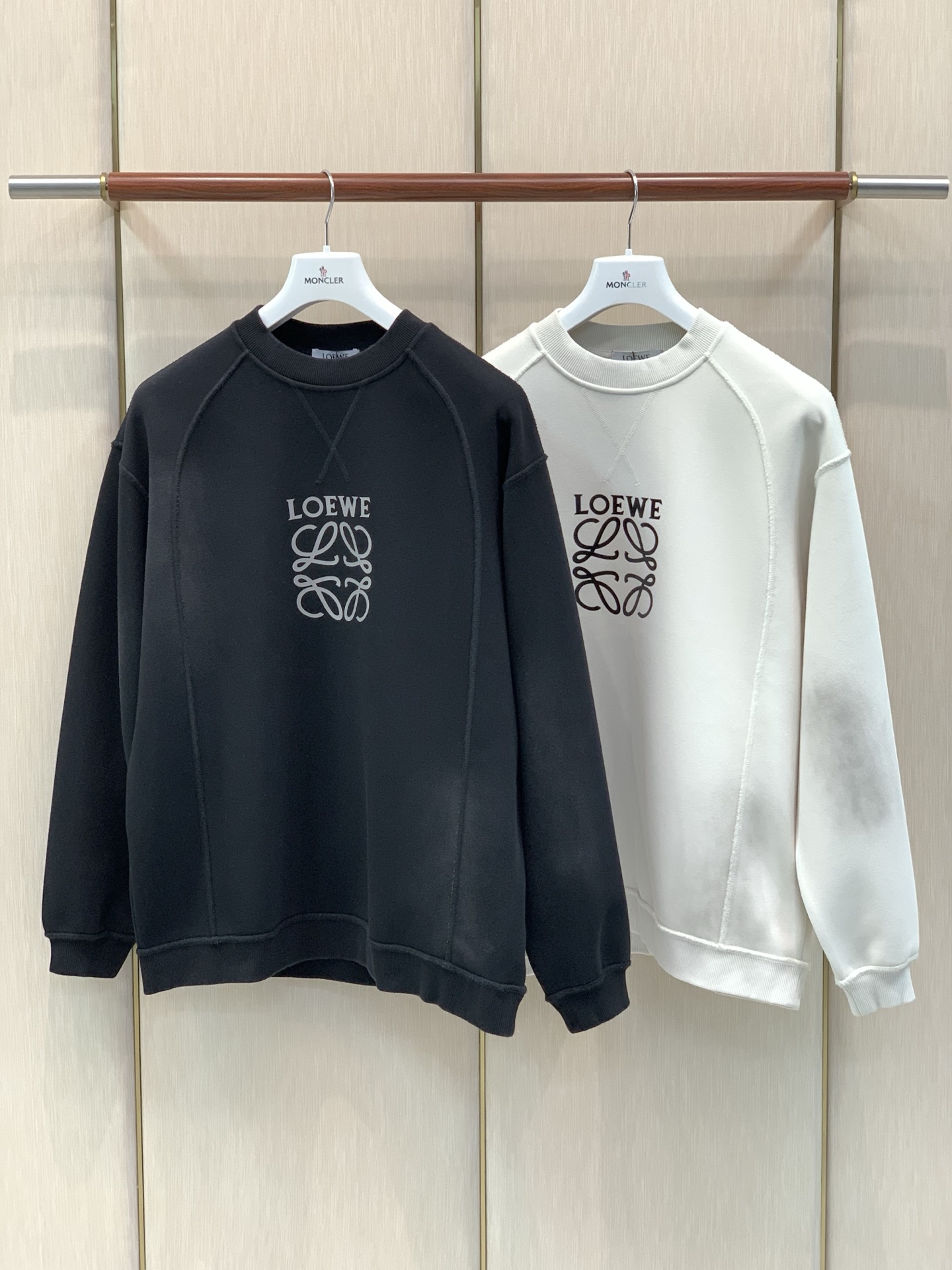，Loewe 罗意威，2026早秋最新款，专柜同步有售，原单狠货，时尚休闲圆领卫衣，上身很有特点！吸睛而有亮点，进口原版