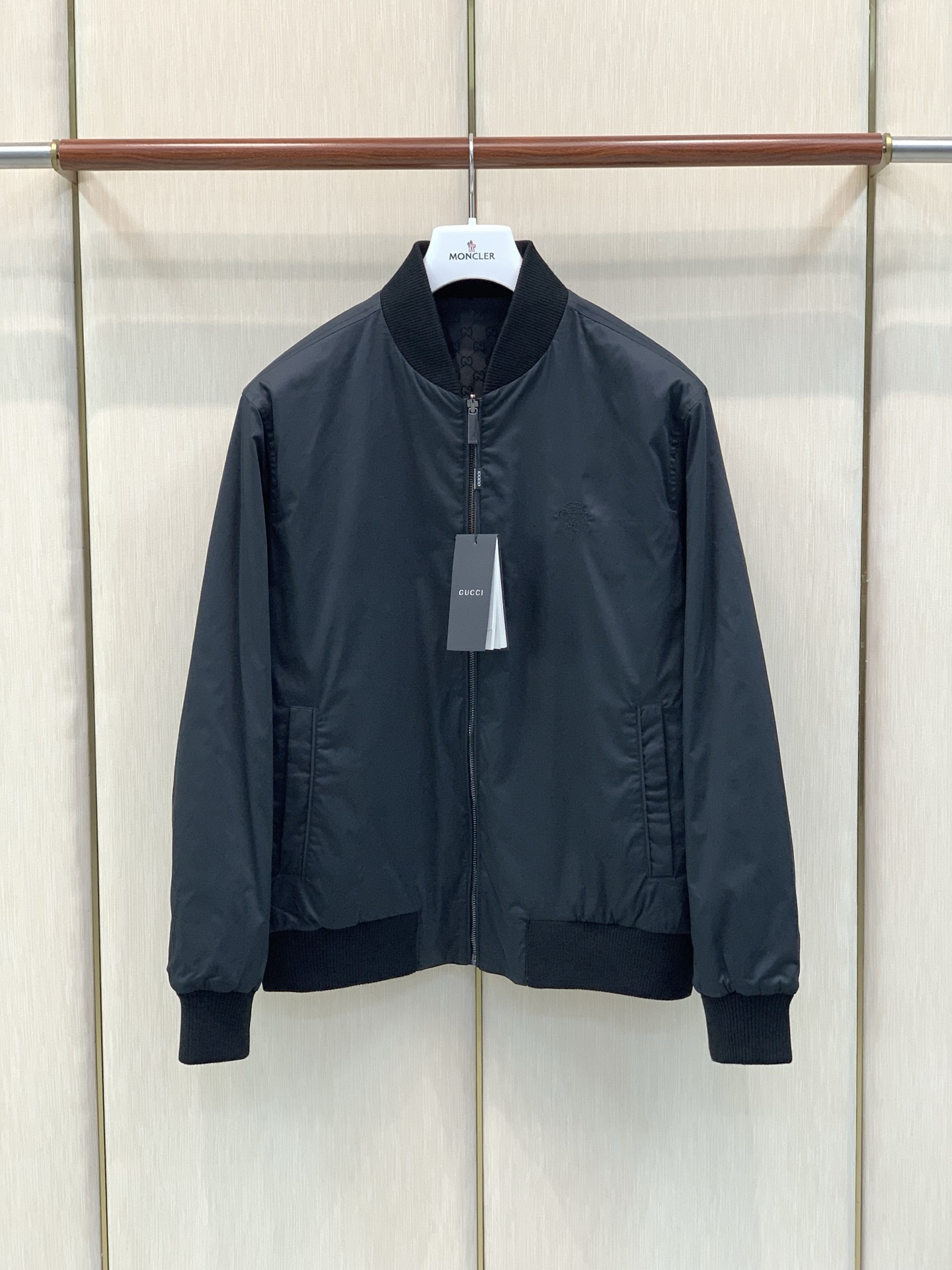,Gucci 古驰,2026冬季最新款,专柜同步有售,原单狠货,时尚休闲两面穿➕棉外套,上身很有特点!吸睛而有亮点,进口 ,Gucci 古驰,2026冬季最新款,专柜同步有售,原单狠货,时尚休闲两面穿➕棉外套,上身很有特点!吸睛而有亮点,进口