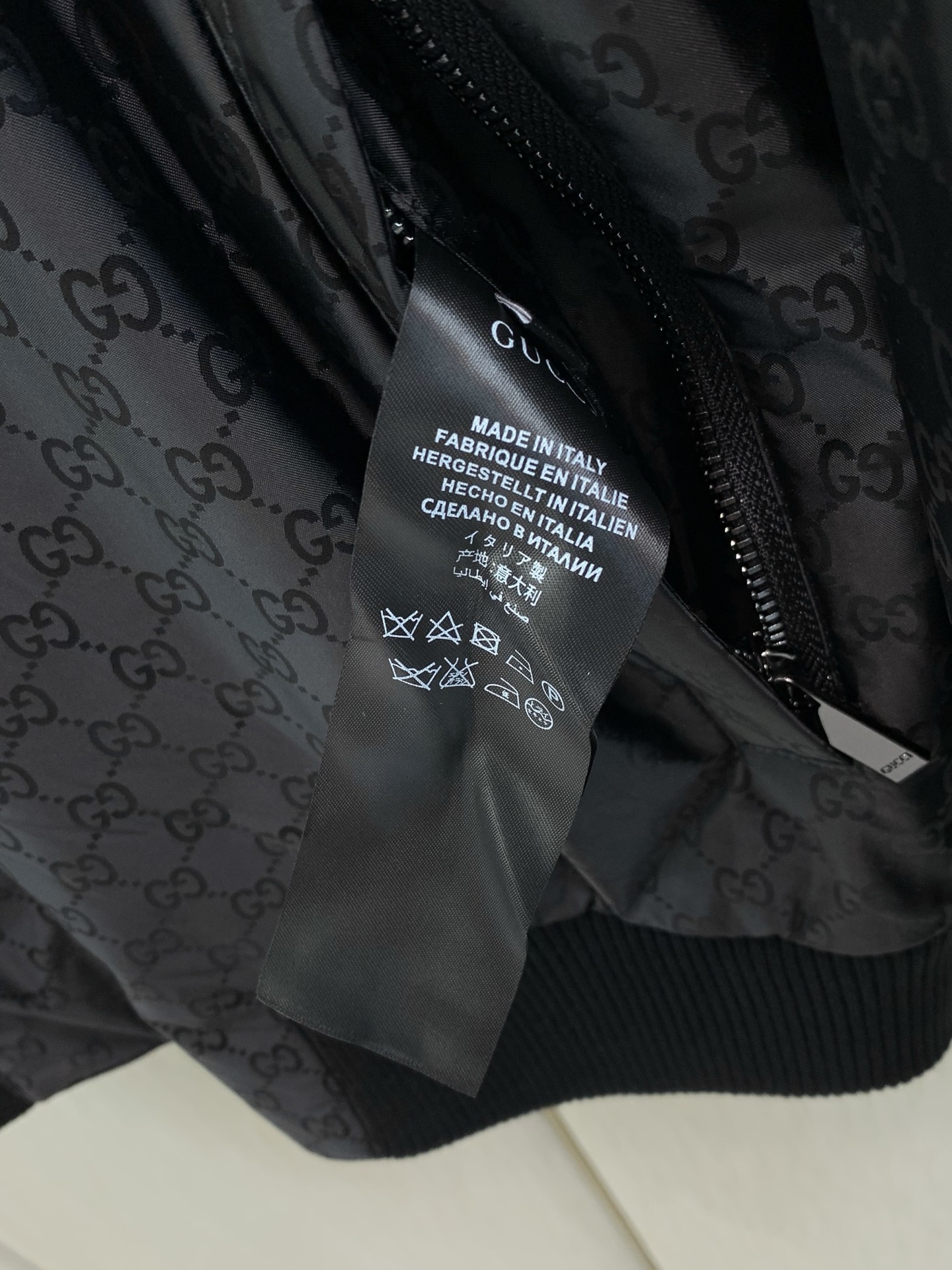 ，Gucci 古驰，2026冬季最新款，专柜同步有售，原单狠货，时尚休闲两面穿➕棉外套，上身很有特点！吸睛而有亮点，进口