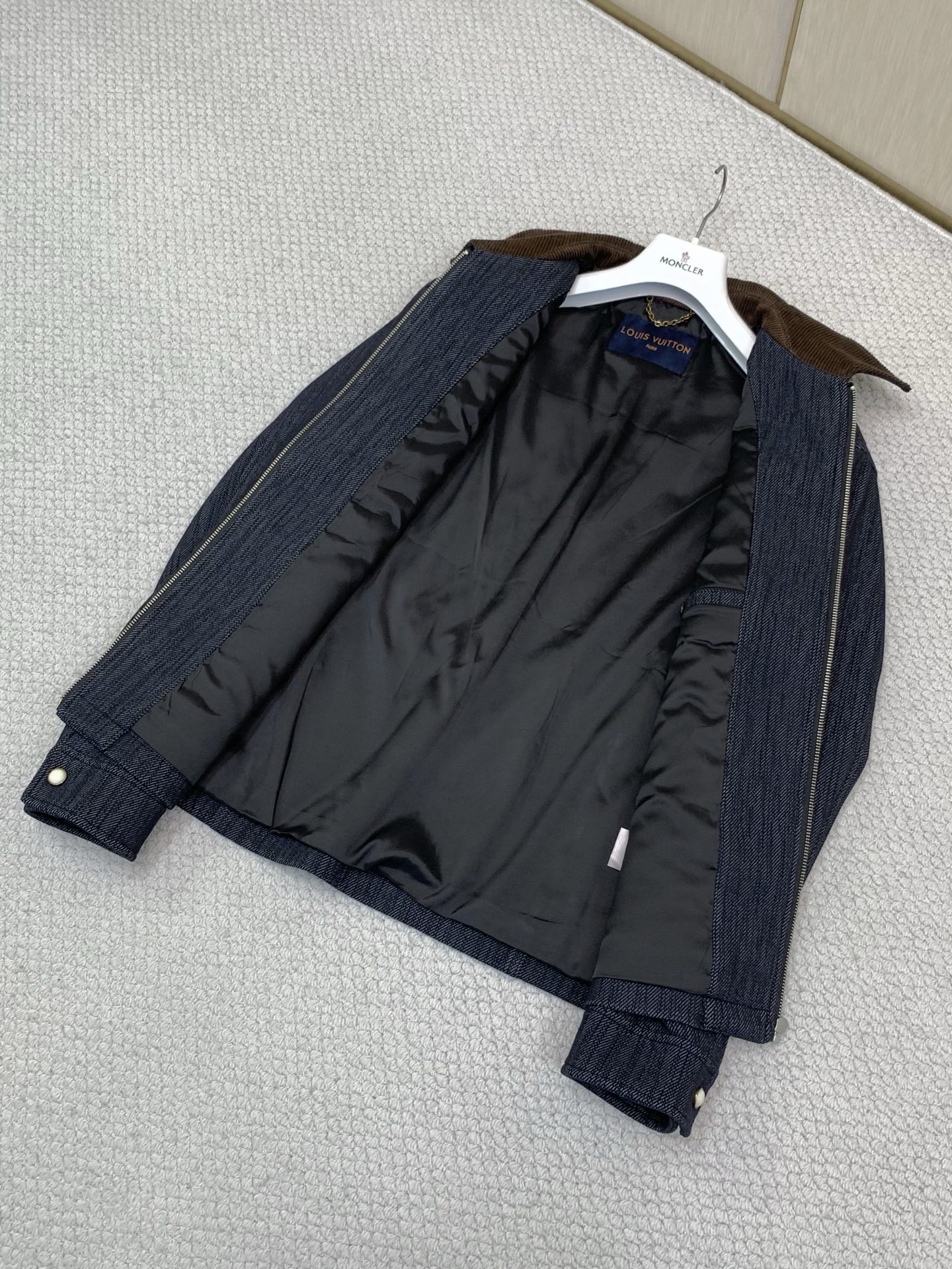 ，LouisVuitton 路易威登，2026秋季最新款，专柜同步有售，原单狠货，时尚休闲翻领夹克外套，上身很有特点！吸