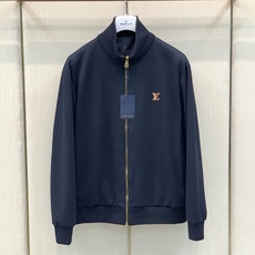,LouisVuitton 路易威登,2026秋季最新款,专柜同步有售,原单狠货,时尚休闲两面穿立领夹克外套,上身很有特 ,LouisVuitton 路易威登,2026秋季最新款,专柜同步有售,原单狠货,时尚休闲两面穿立领夹克外套,上身很有特