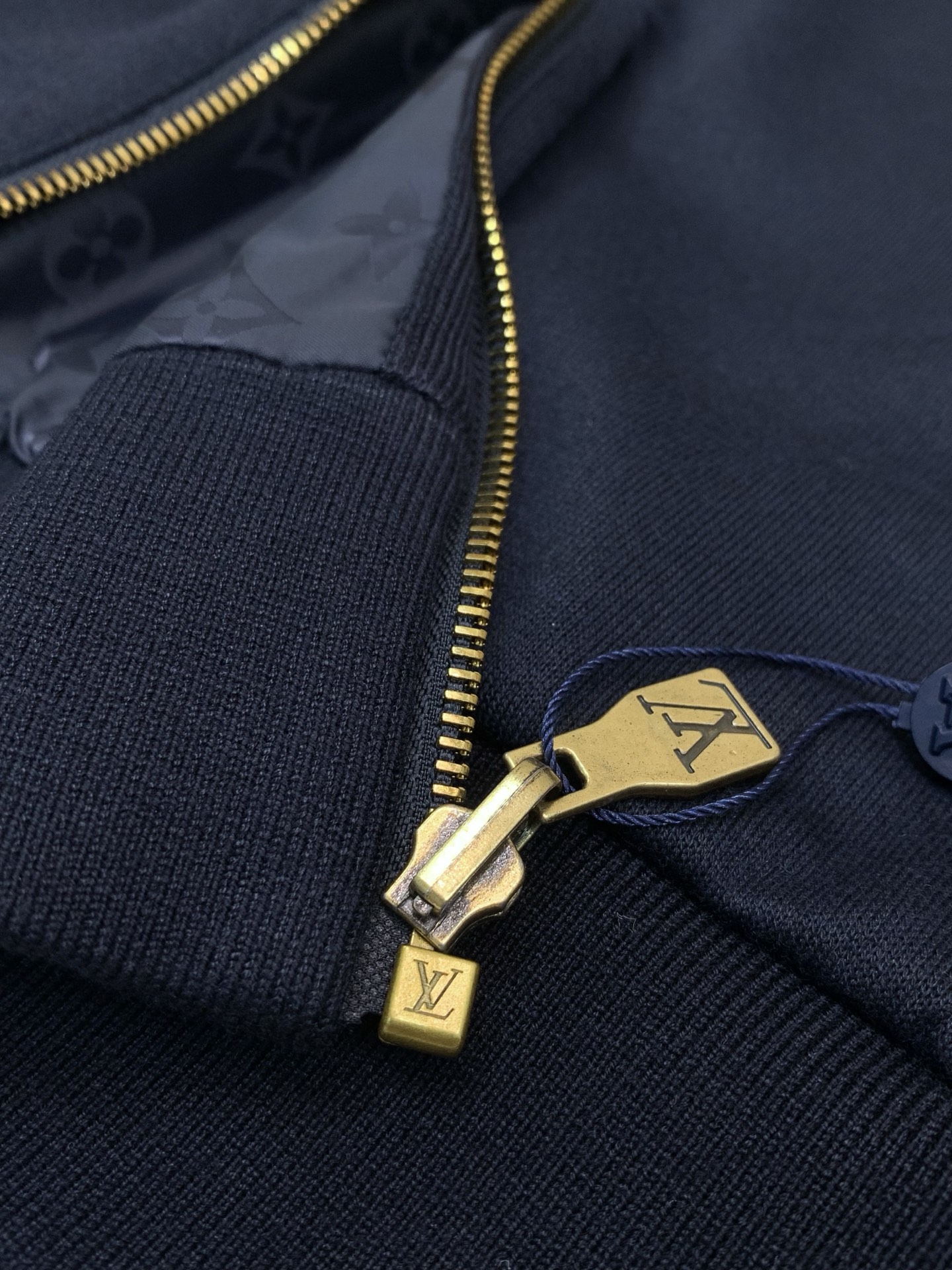 ，LouisVuitton 路易威登，2026秋季最新款，专柜同步有售，原单狠货，时尚休闲两面穿立领夹克外套，上身很有特