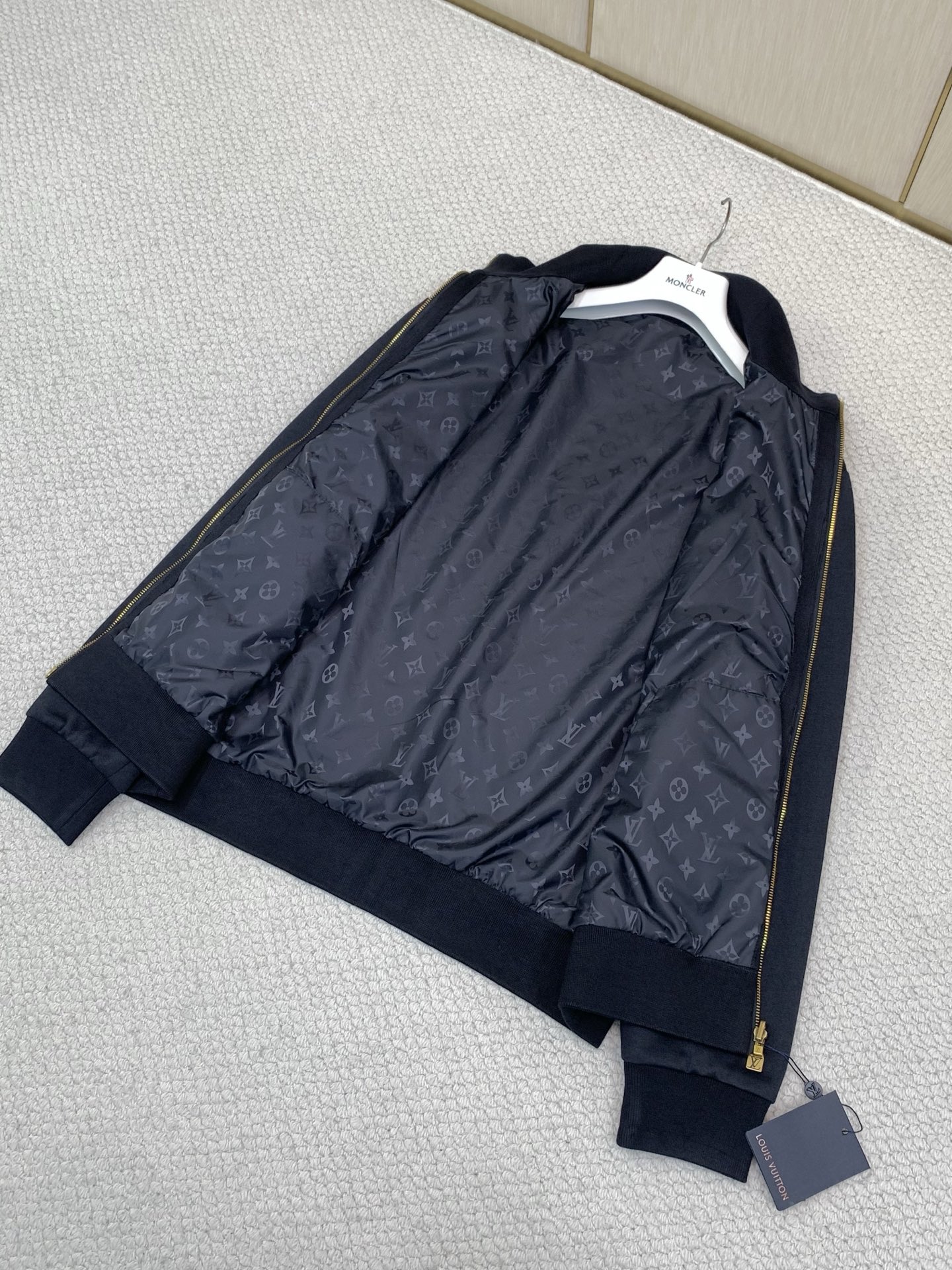 ，LouisVuitton 路易威登，2026秋季最新款，专柜同步有售，原单狠货，时尚休闲两面穿立领夹克外套，上身很有特