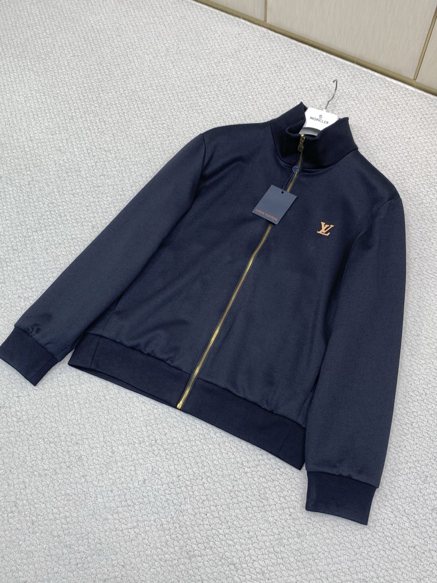 ，LouisVuitton 路易威登，2026秋季最新款，专柜同步有售，原单狠货，时尚休闲两面穿立领夹克外套，上身很有特
