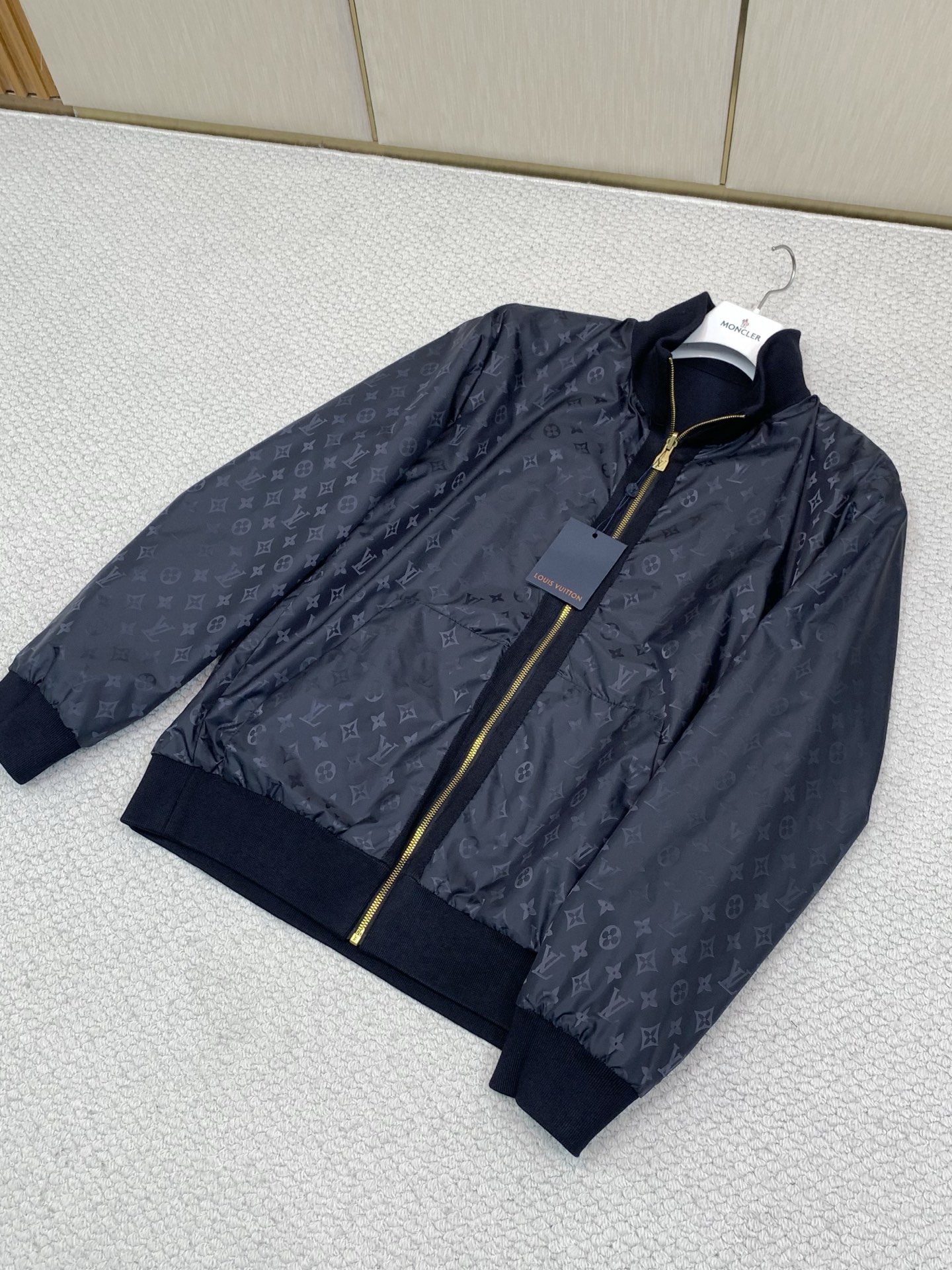 ，LouisVuitton 路易威登，2026秋季最新款，专柜同步有售，原单狠货，时尚休闲两面穿立领夹克外套，上身很有特