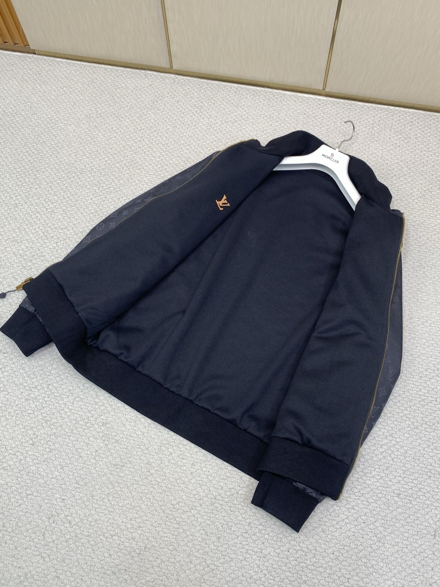 ，LouisVuitton 路易威登，2026秋季最新款，专柜同步有售，原单狠货，时尚休闲两面穿立领夹克外套，上身很有特
