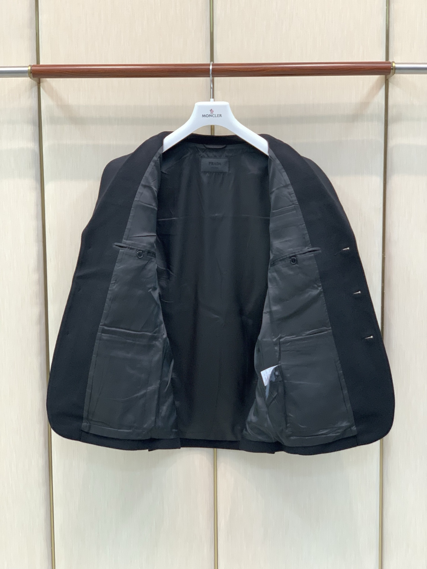 ，PRADA 普拉达，2026秋冬最新品，专柜同步有售，时尚休闲西装外套，进口原版面料，做工极为复杂，唯一可以做代购级别