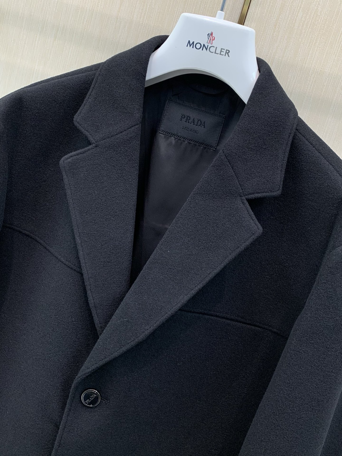 ，PRADA 普拉达，2026秋冬最新品，专柜同步有售，时尚休闲西装外套，进口原版面料，做工极为复杂，唯一可以做代购级别