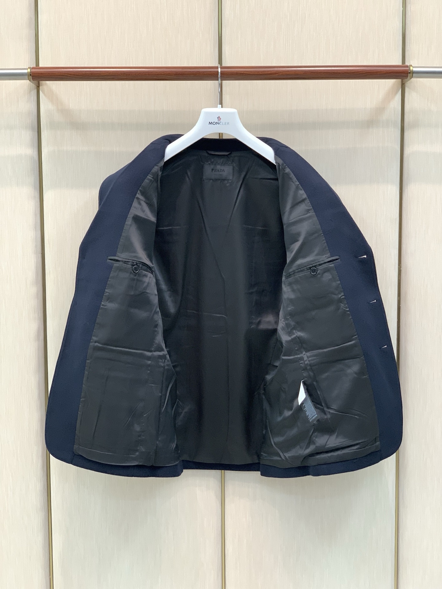 ，PRADA 普拉达，2026秋冬最新品，专柜同步有售，时尚休闲西装外套，进口原版面料，做工极为复杂，唯一可以做代购级别