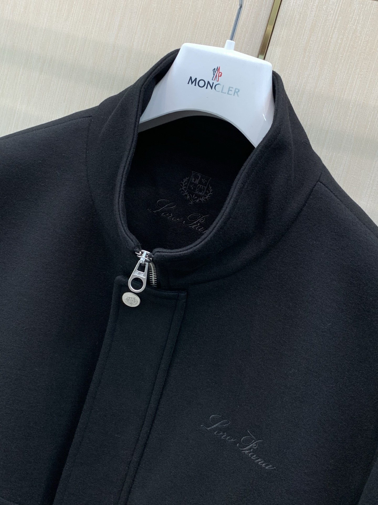 ，Loro Piana(Loro Piana )，2026秋冬最新品，专柜同步有售，原单狠货，时尚休闲立领外套，采用进口