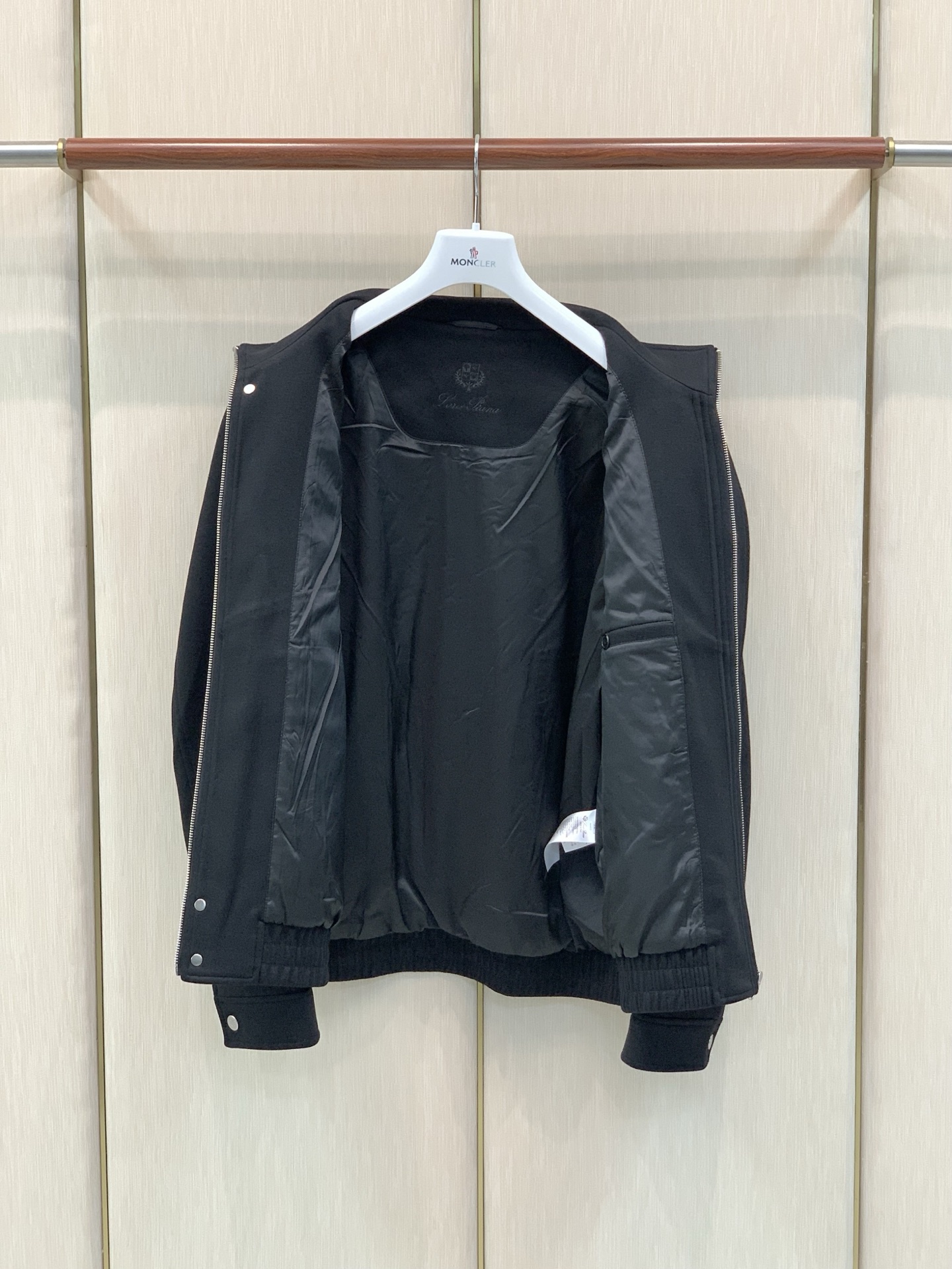 ，Loro Piana(Loro Piana )，2026秋冬最新品，专柜同步有售，原单狠货，时尚休闲立领外套，采用进口