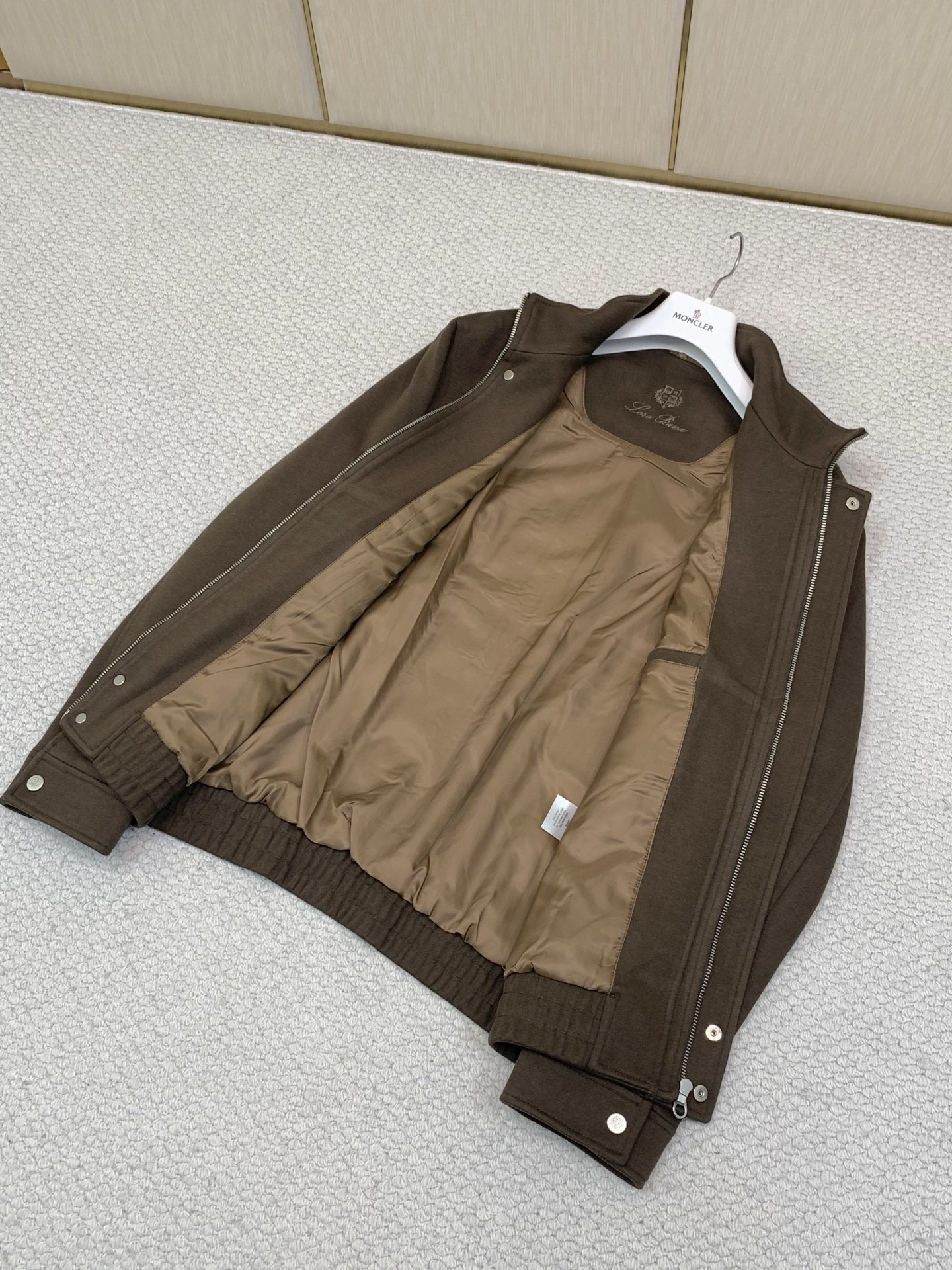 ，Loro Piana(Loro Piana )，2026秋冬最新品，专柜同步有售，原单狠货，时尚休闲立领外套，采用进口